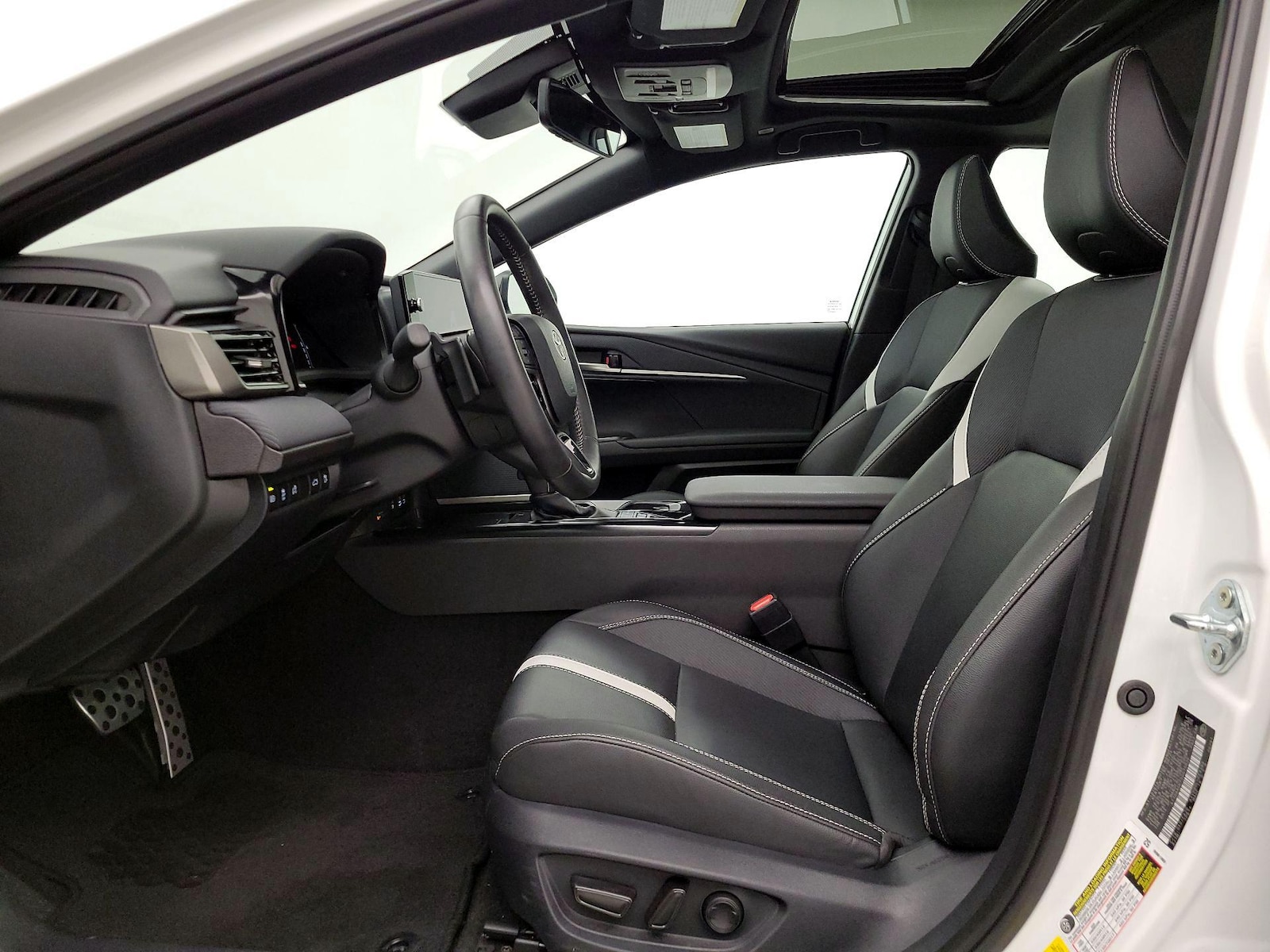2025 Toyota Camry SE - Photo 10
