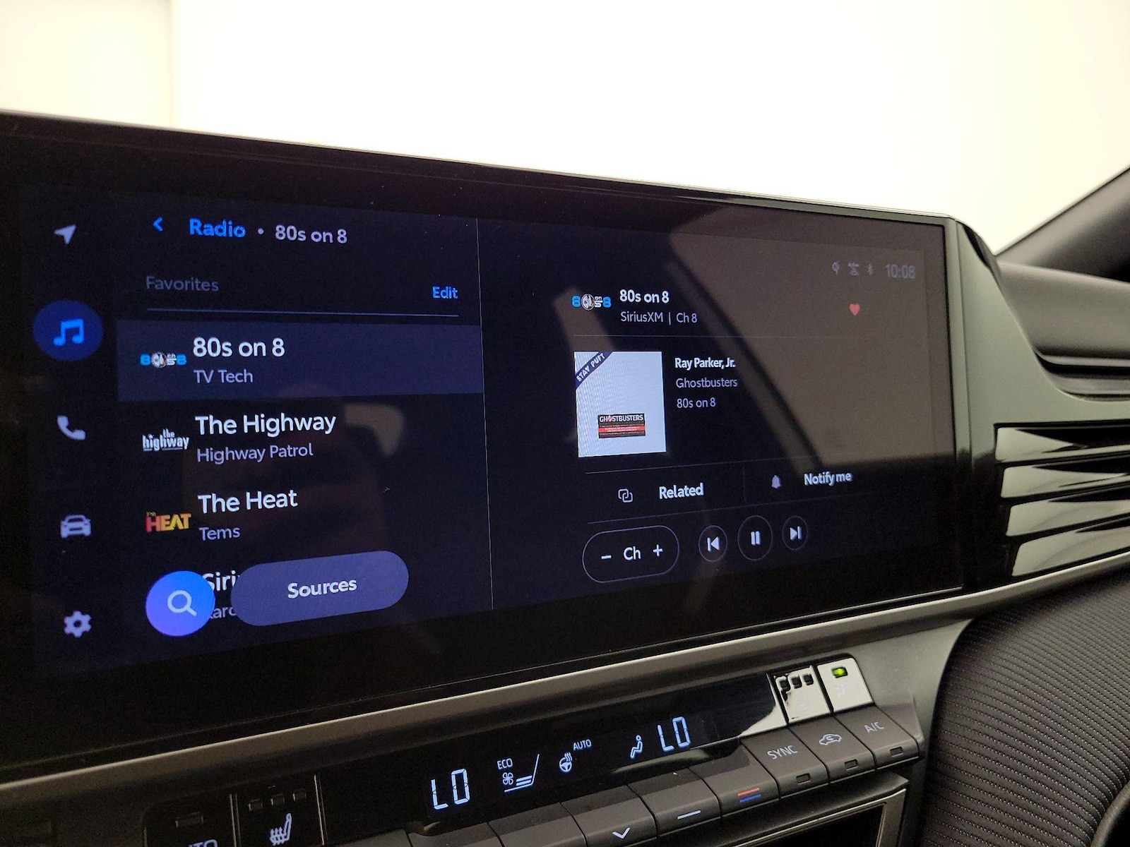 2025 Toyota Camry SE - Photo 14