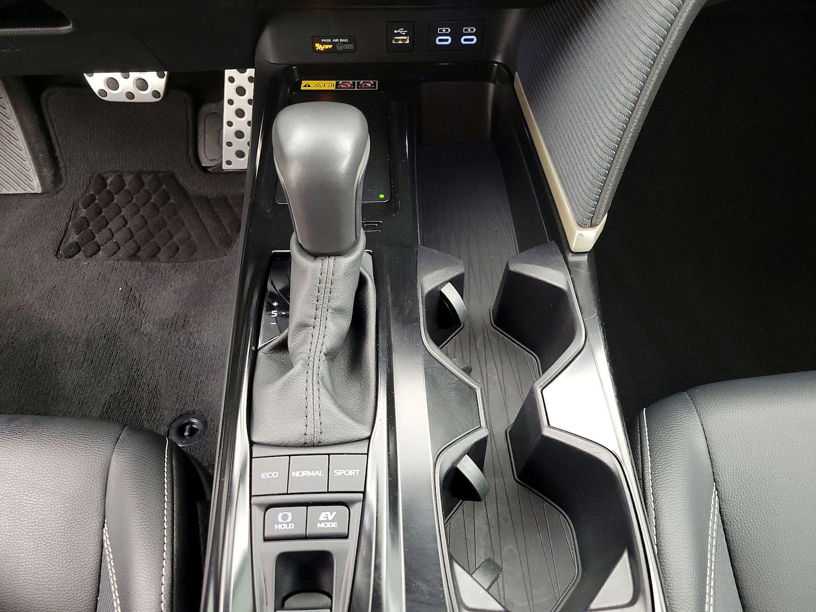 2025 Toyota Camry SE - Photo 16