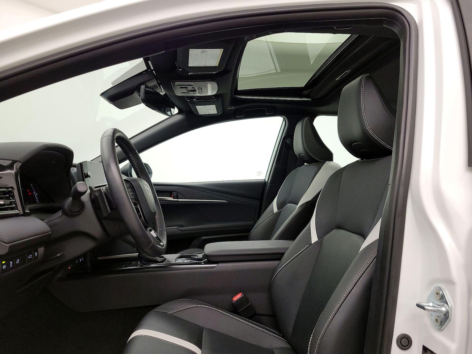 2025 Toyota Camry SE - Photo 18