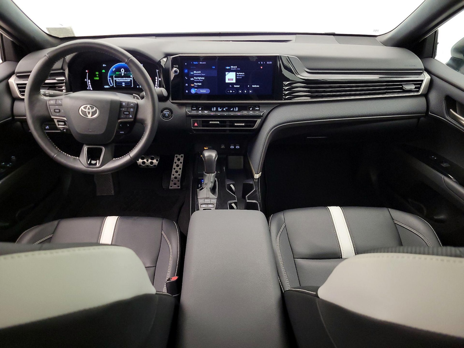 2025 Toyota Camry SE - Photo 8