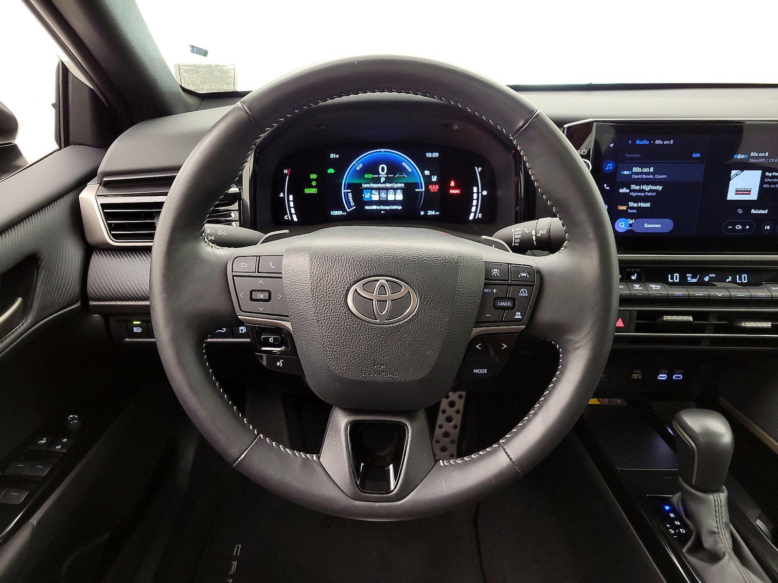 2025 Toyota Camry SE - Photo 9