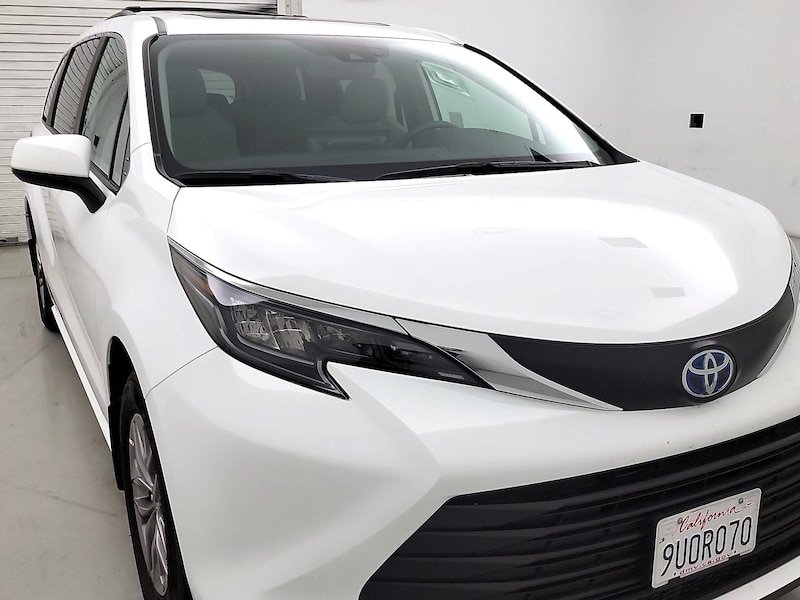 2025 Toyota Sienna LE