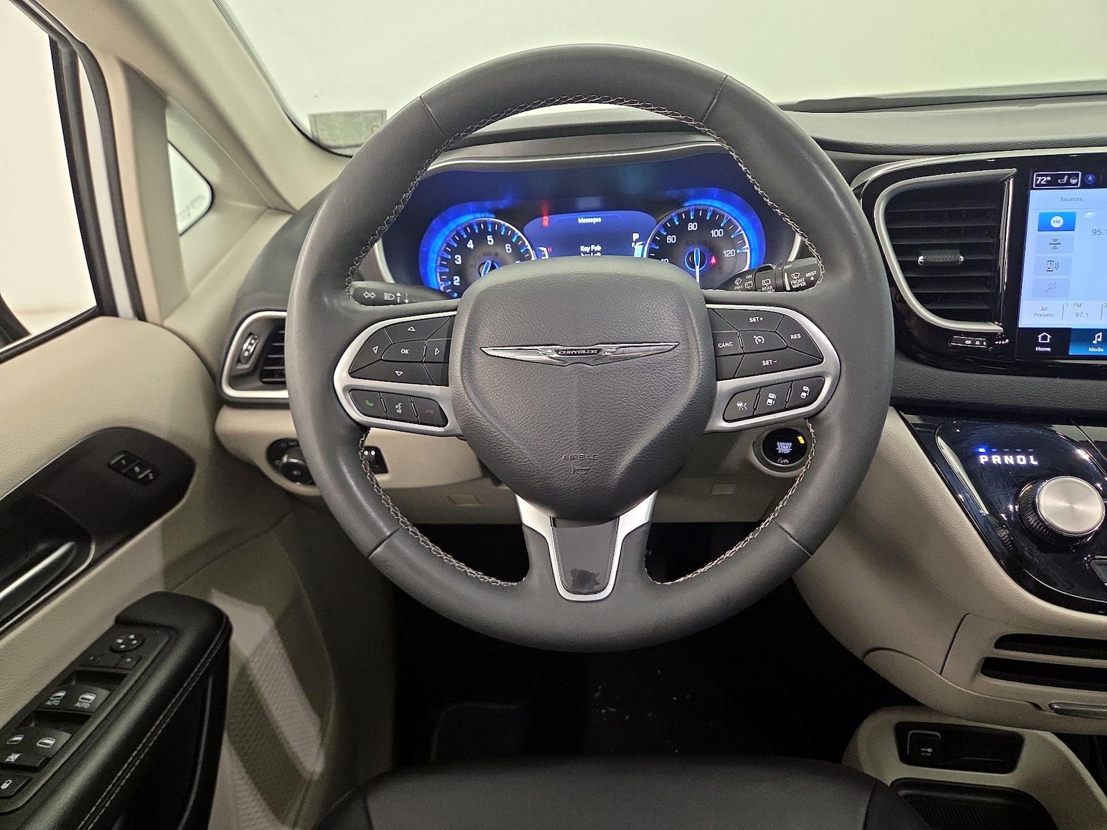 2024 Chrysler Pacifica Touring L - Photo 11