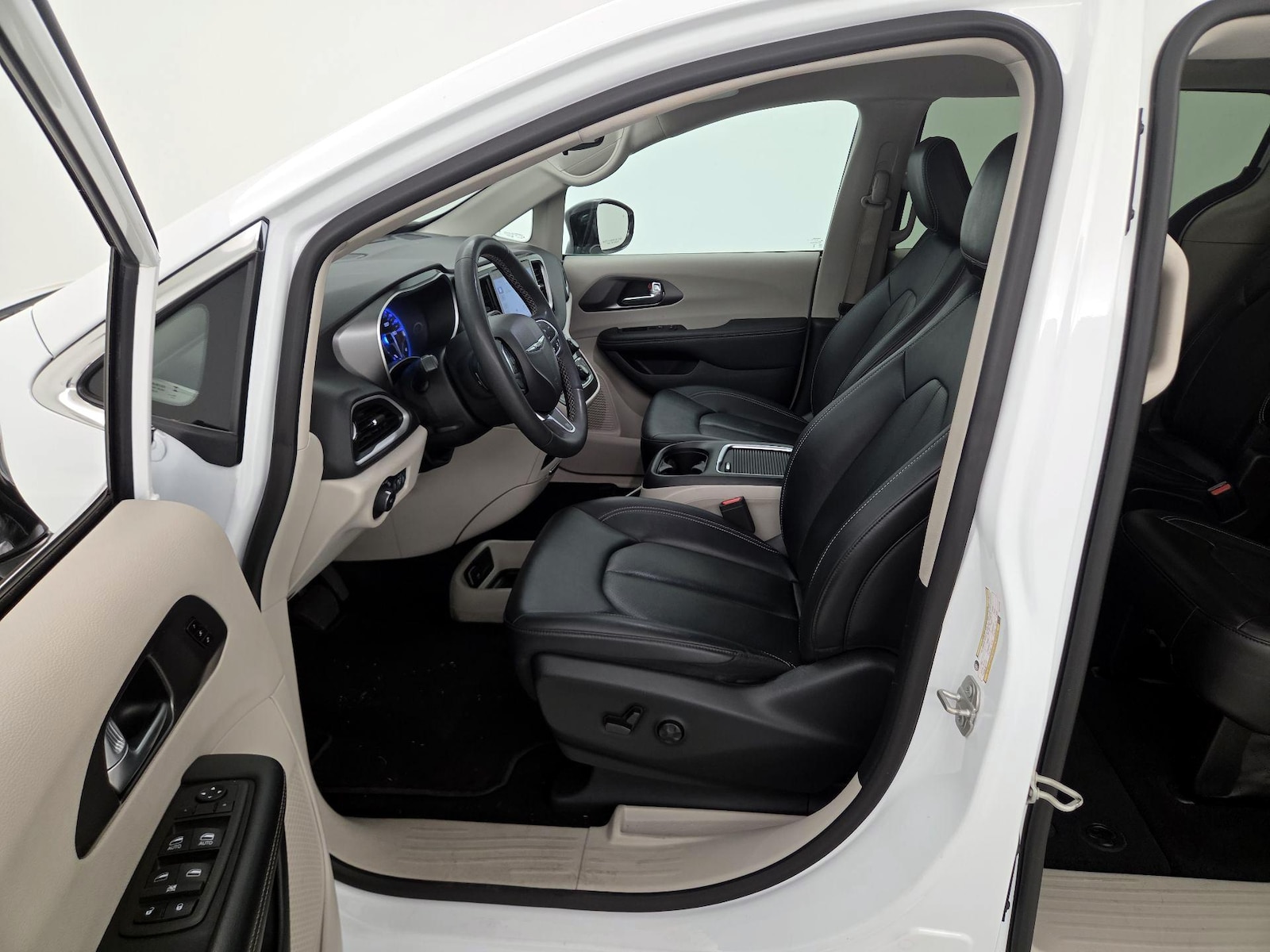 2024 Chrysler Pacifica Touring L - Photo 12