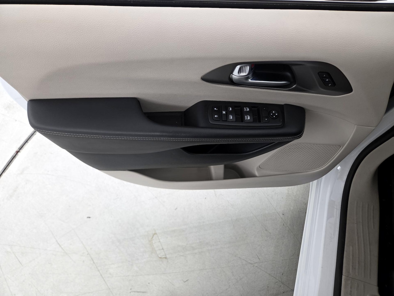 2024 Chrysler Pacifica Touring L - Photo 13