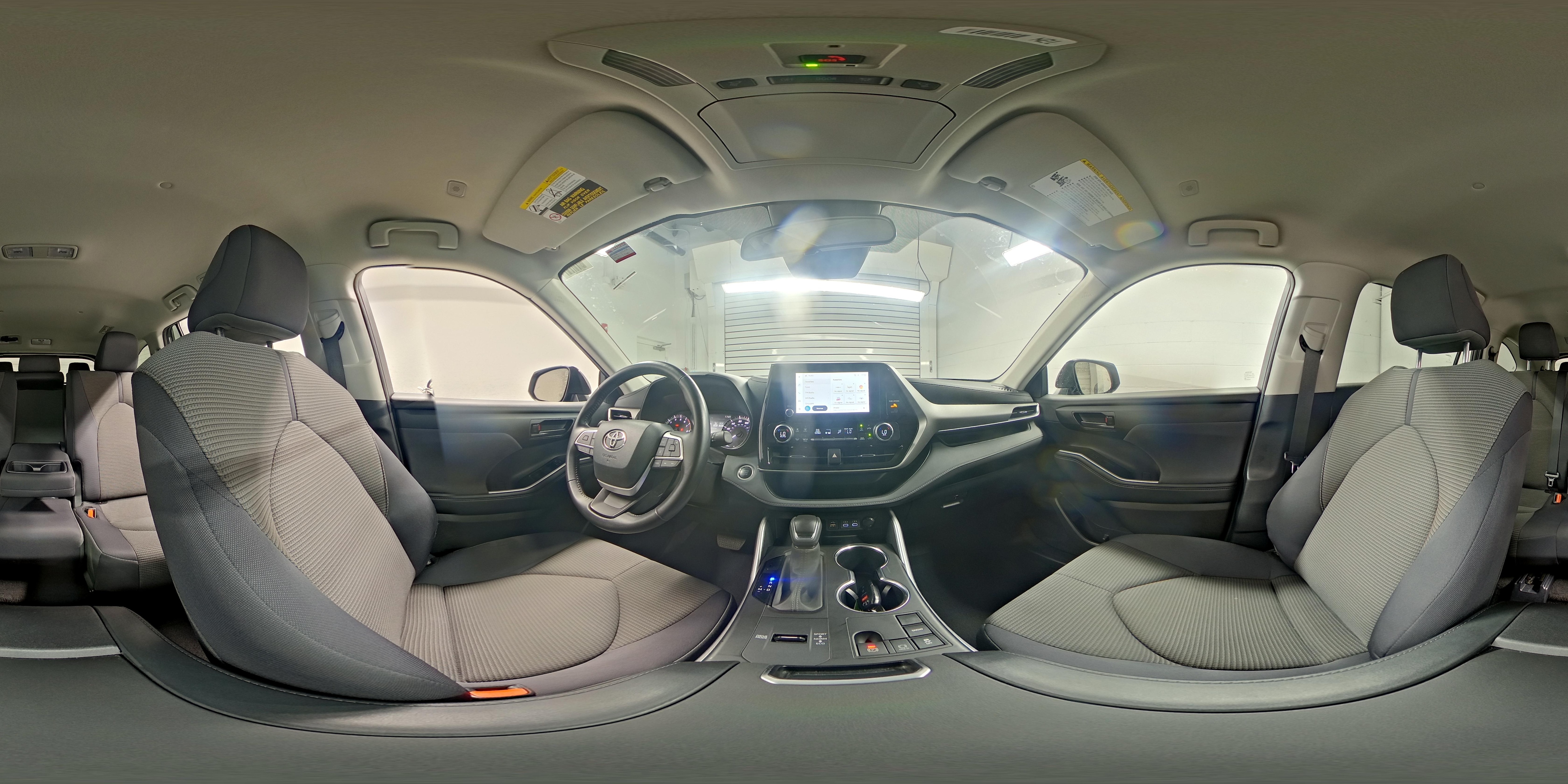 2025 Toyota Highlander LE - Photo 18