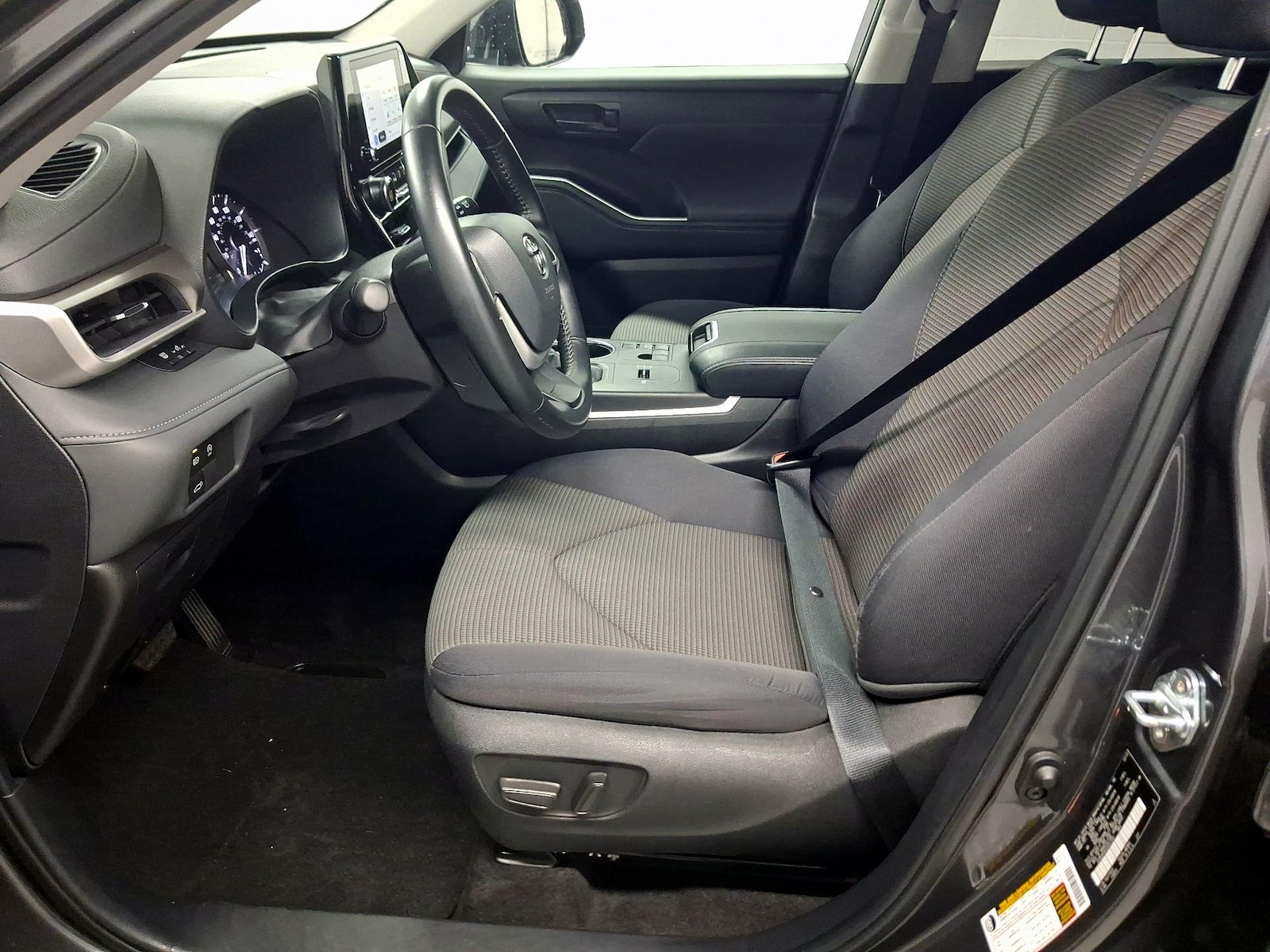 2025 Toyota Highlander LE - Photo 10