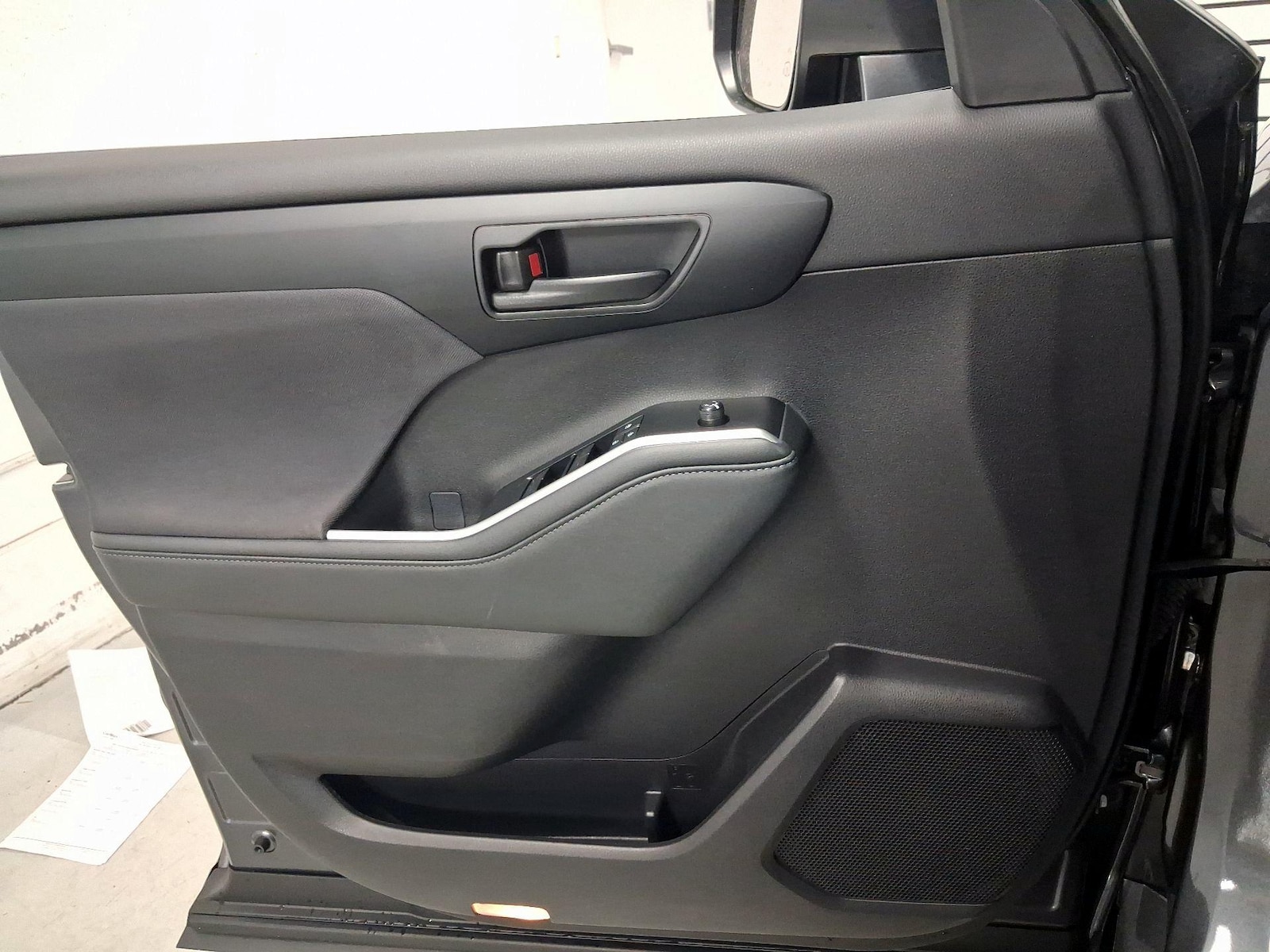 2025 Toyota Highlander LE - Photo 11