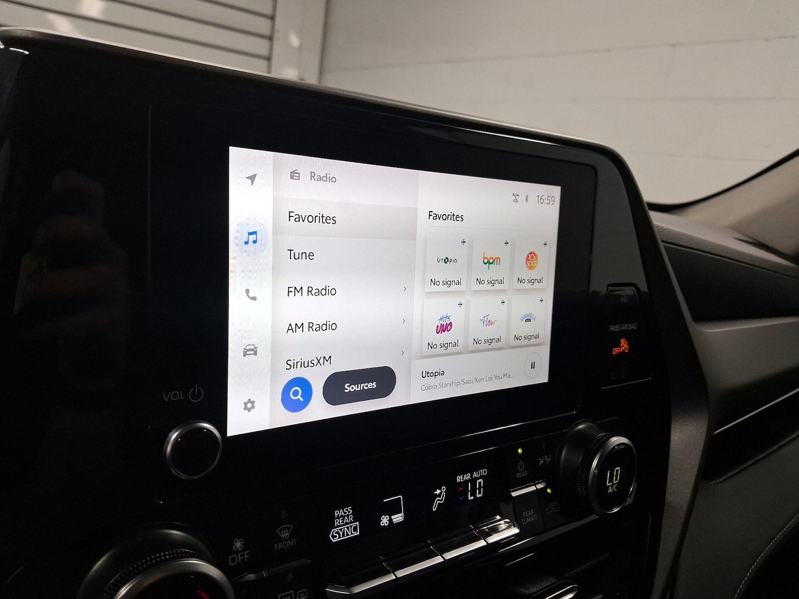 2025 Toyota Highlander LE - Photo 12