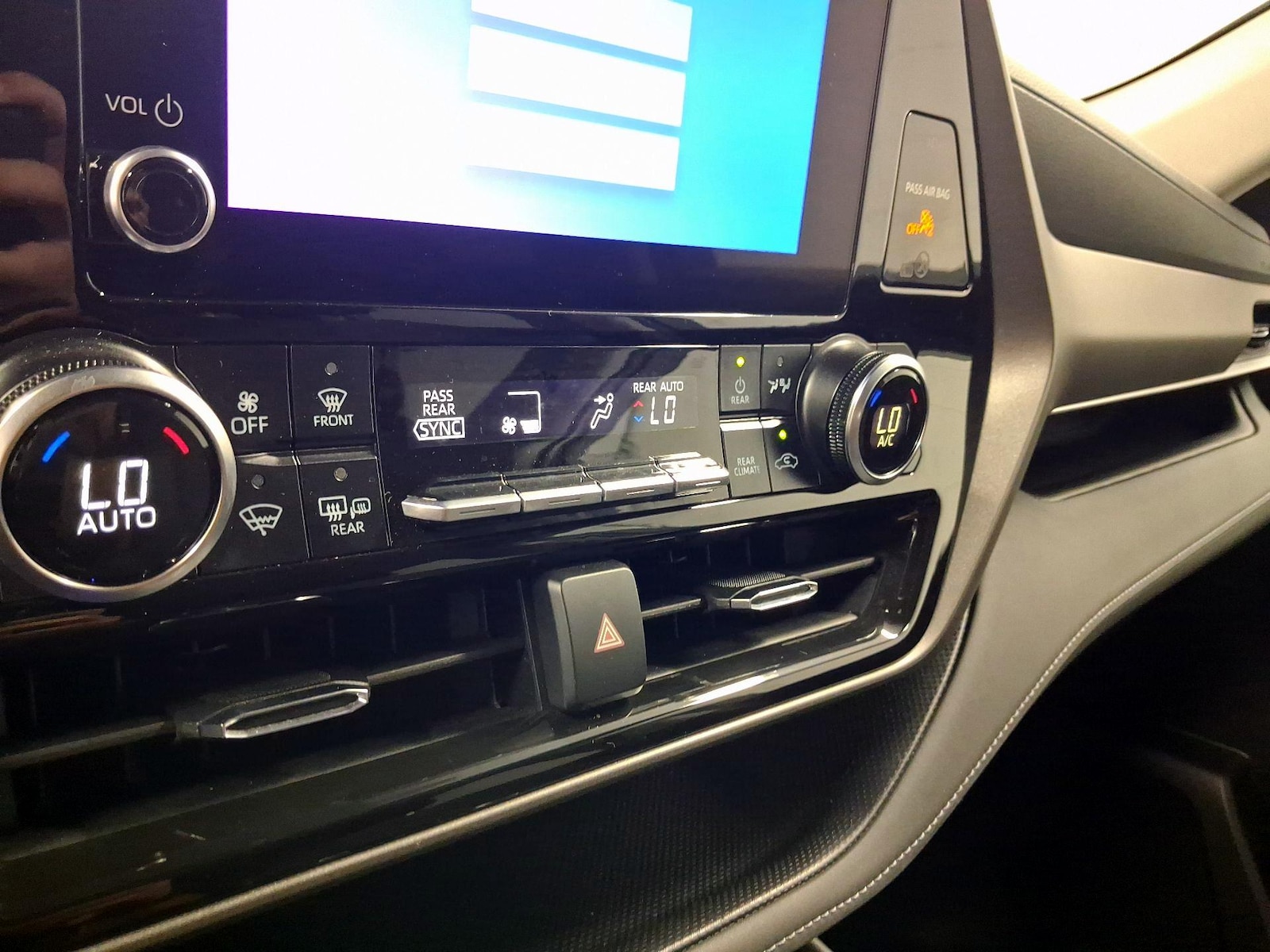 2025 Toyota Highlander LE - Photo 13