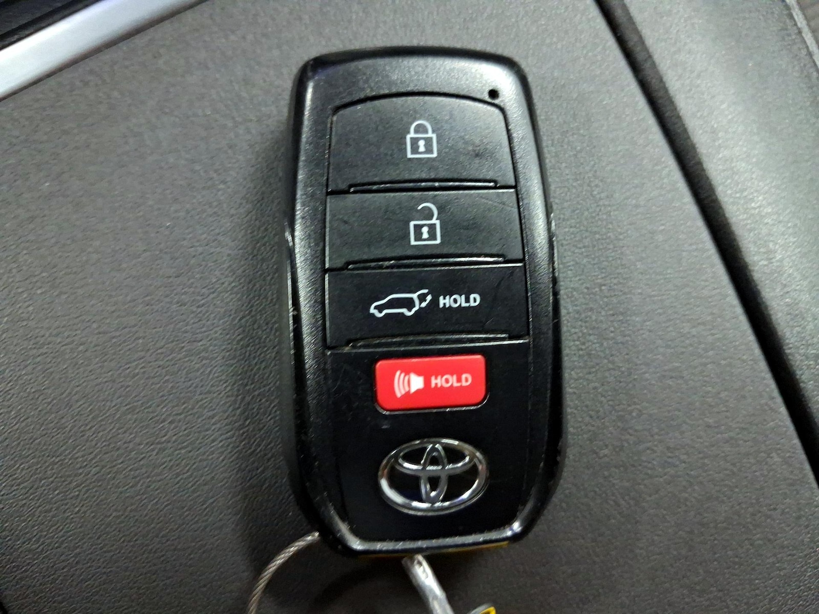 2025 Toyota Highlander LE - Photo 17