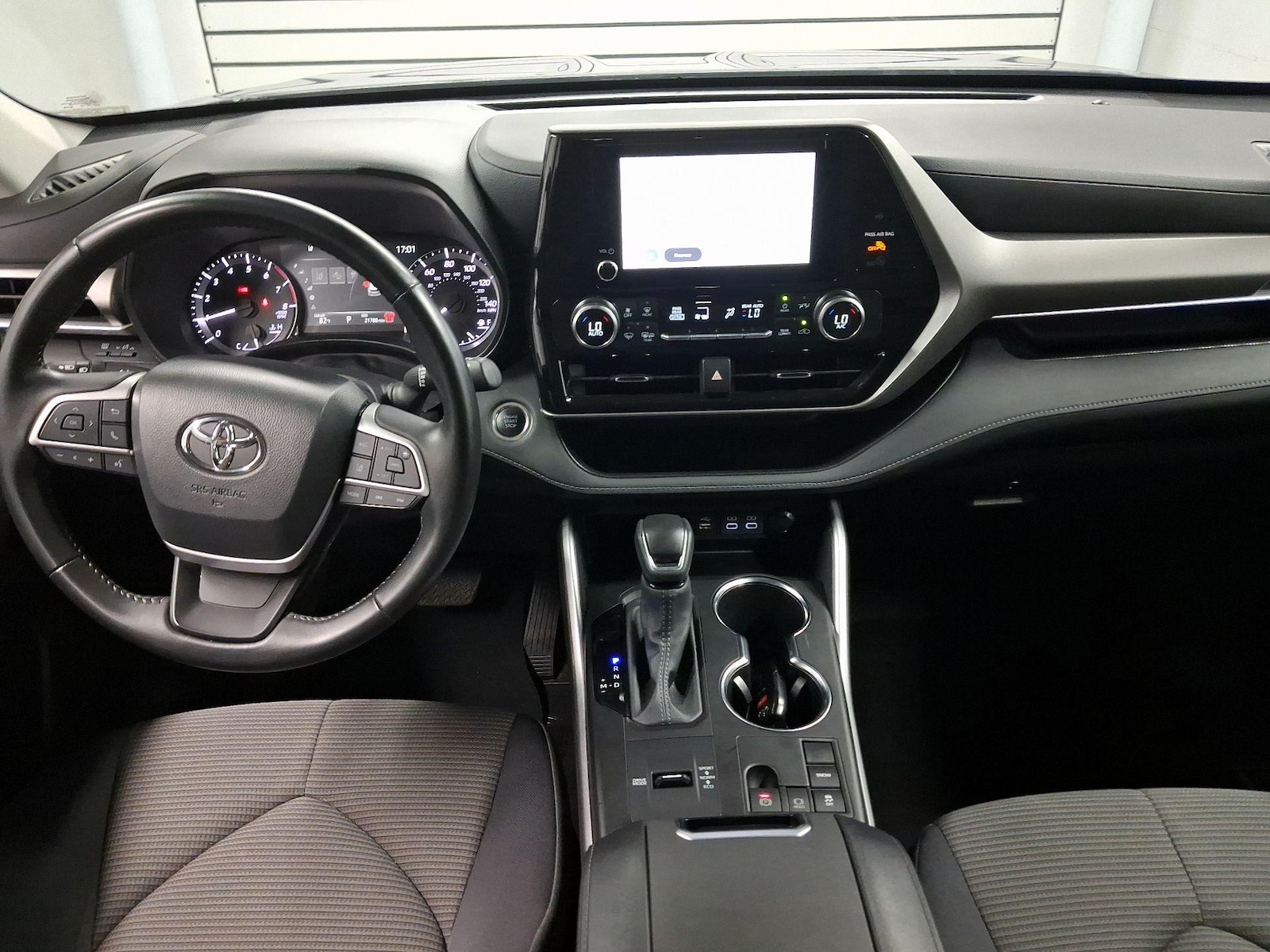 2025 Toyota Highlander LE - Photo 8
