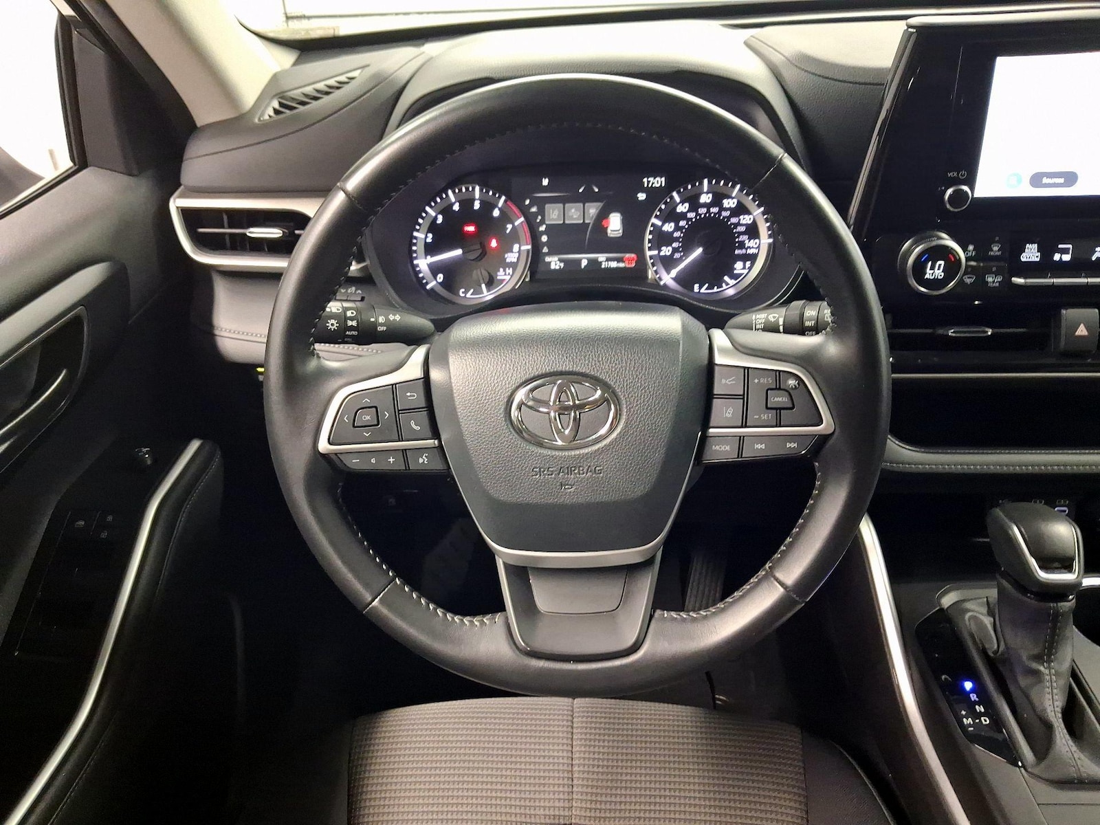 2025 Toyota Highlander LE - Photo 9