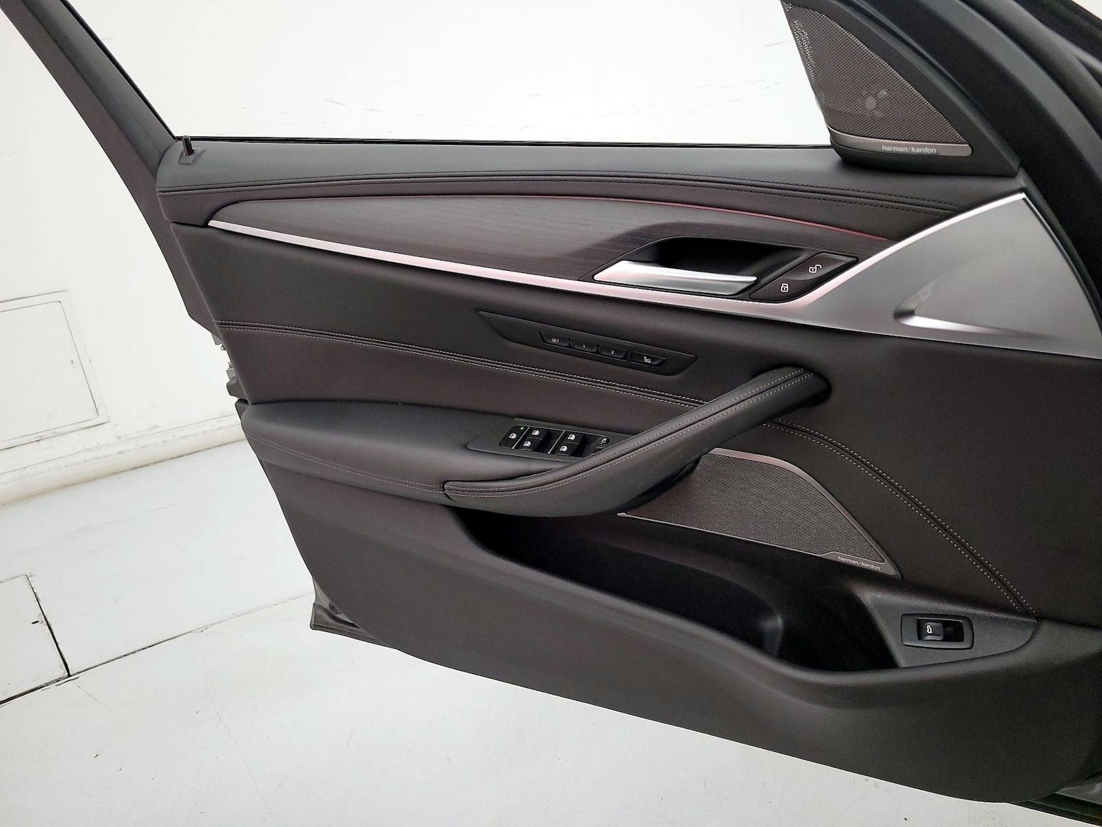 2023 BMW 5 Series M550i - Photo 13
