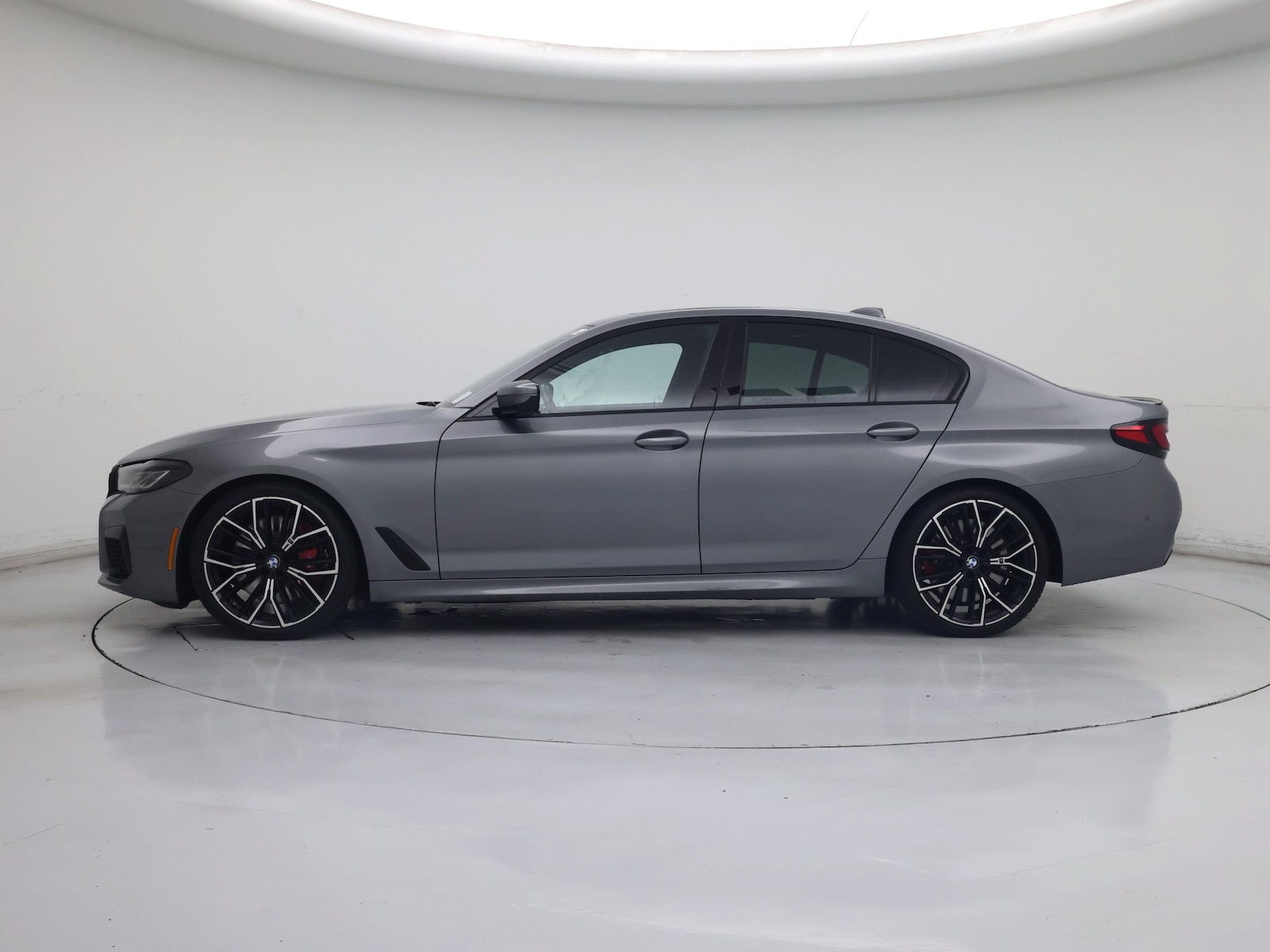 2023 BMW 5 Series M550i - Photo 4