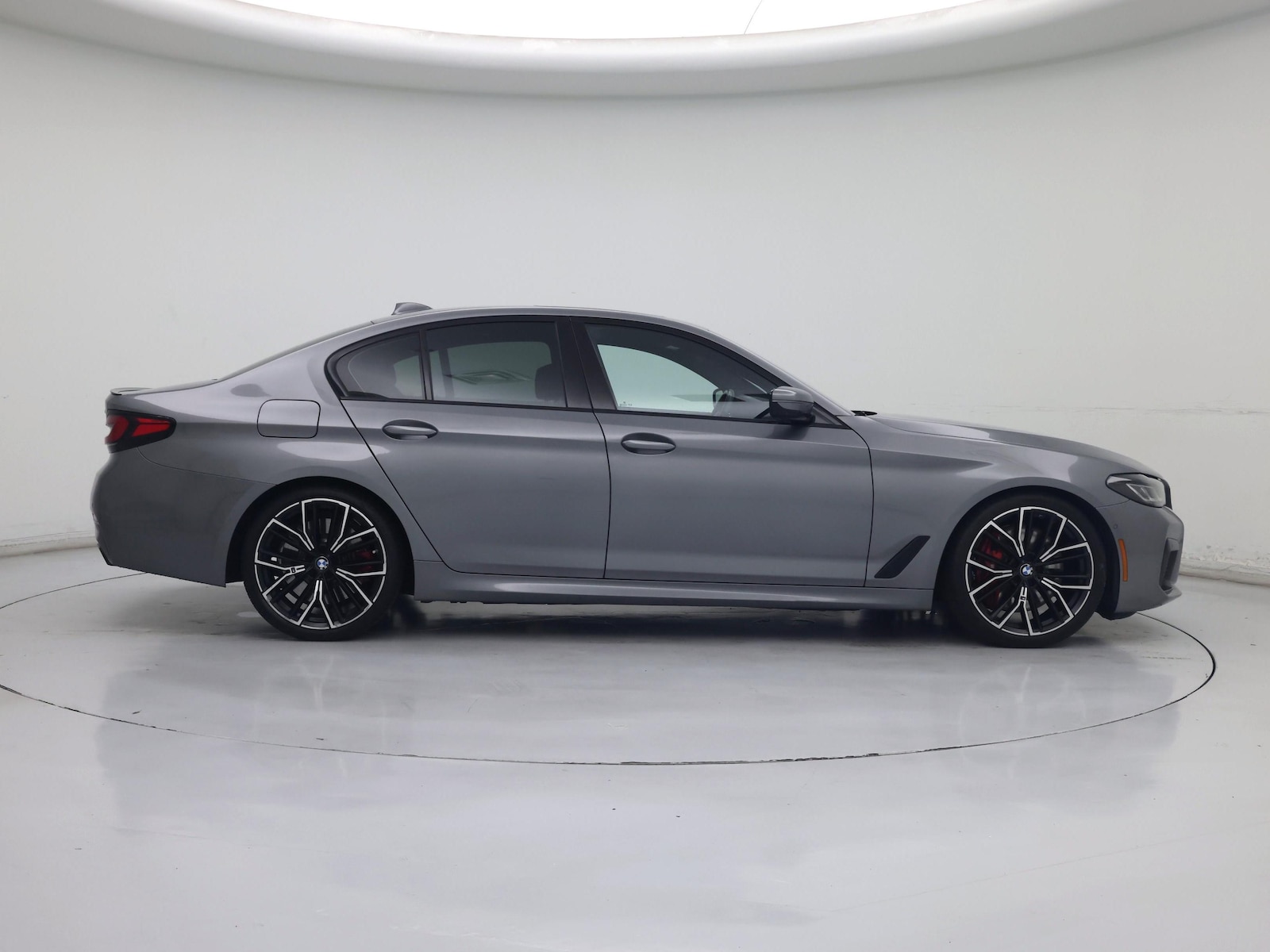 2023 BMW 5 Series M550i - Photo 8