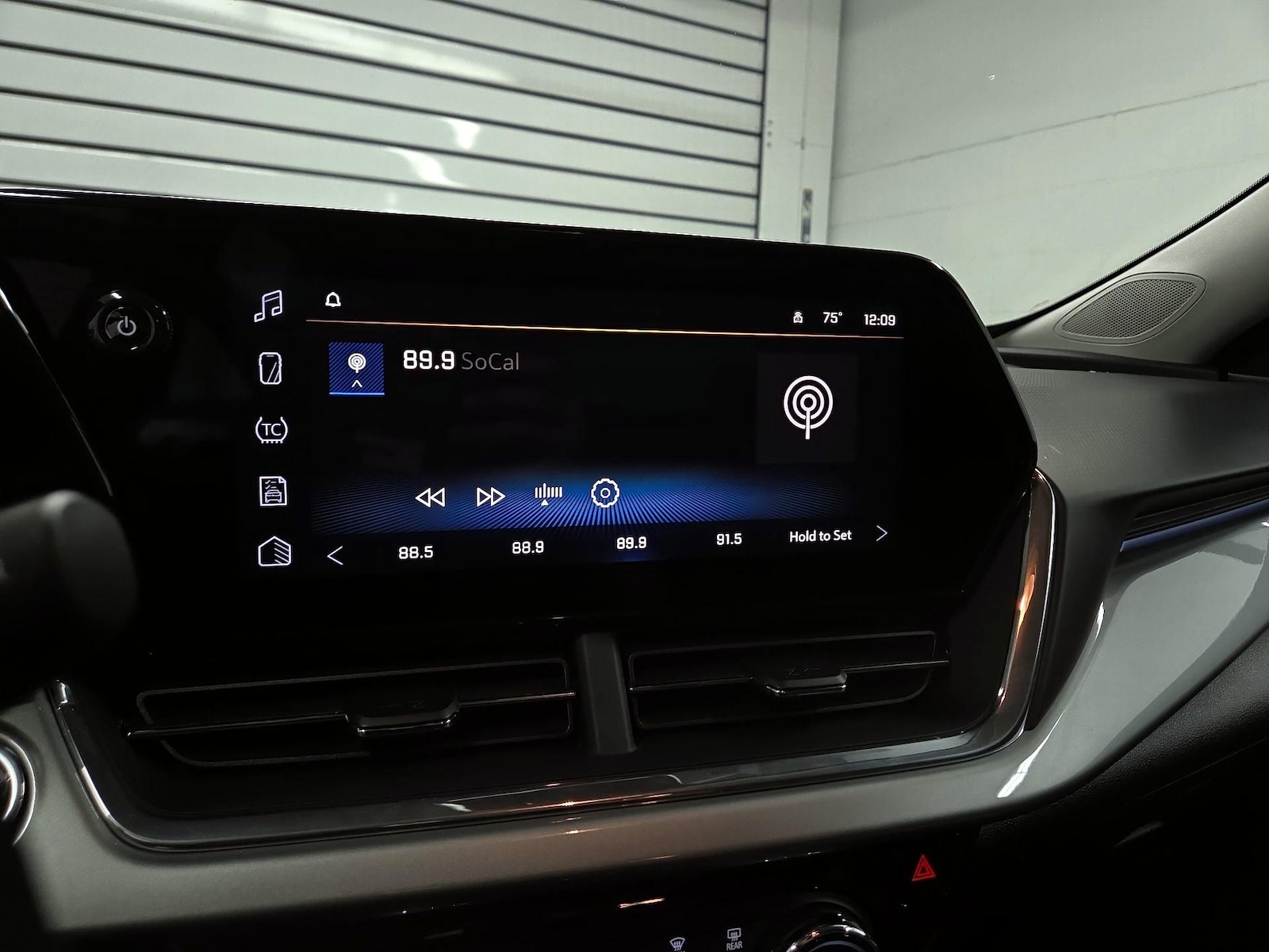2025 Chevrolet Trax LT - Photo 12