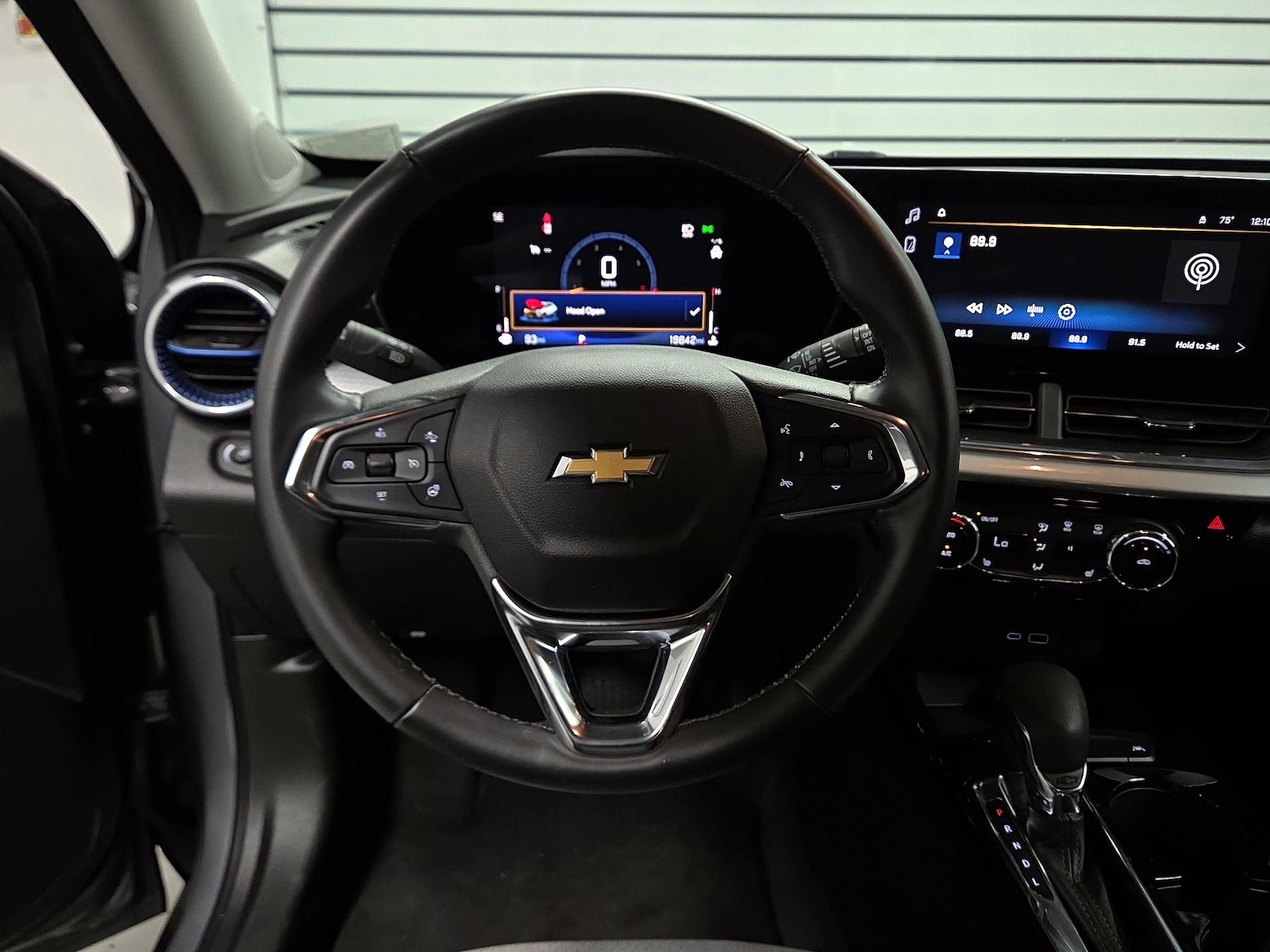 2025 Chevrolet Trax LT - Photo 9