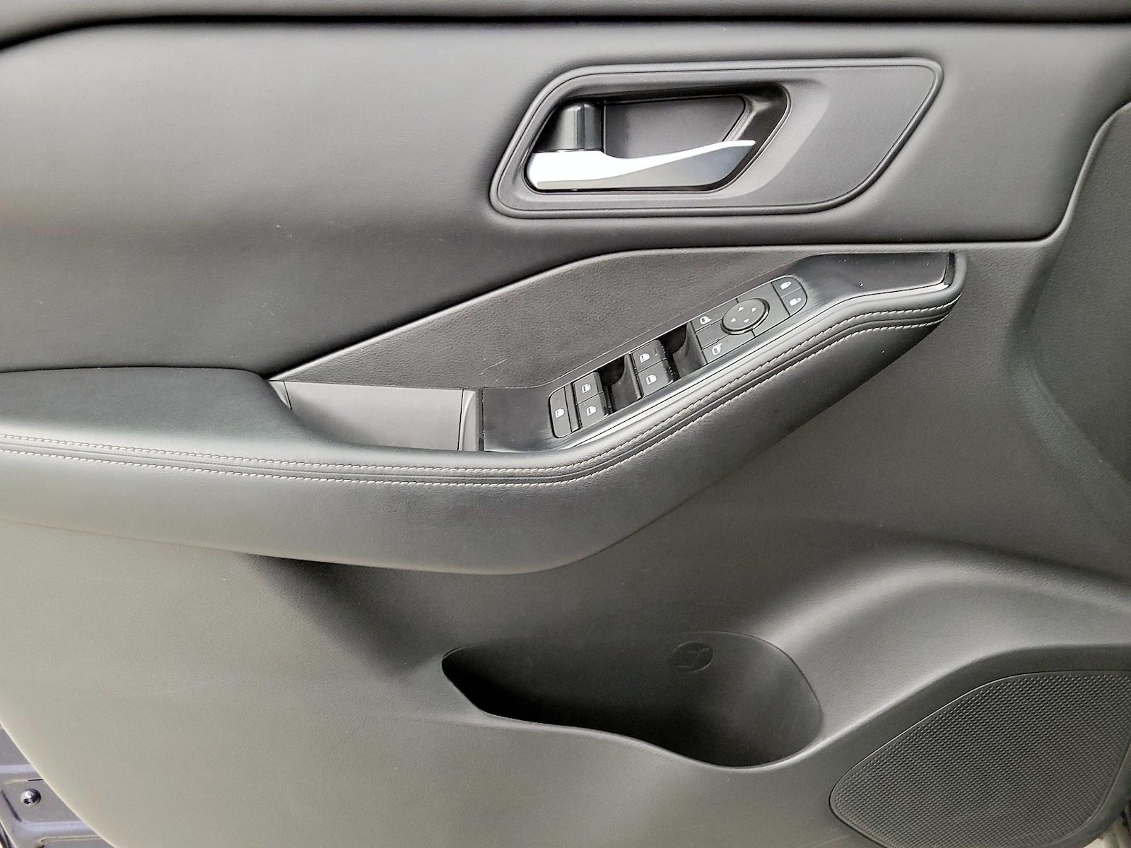 2025 Nissan Rogue SV - Photo 13