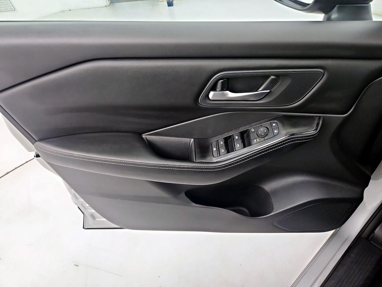 2025 Nissan Rogue SV - Photo 13