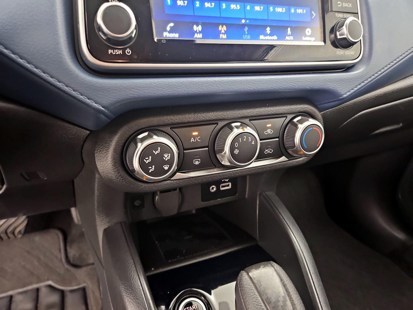 2025 Nissan Versa Sedan SV - Photo 17