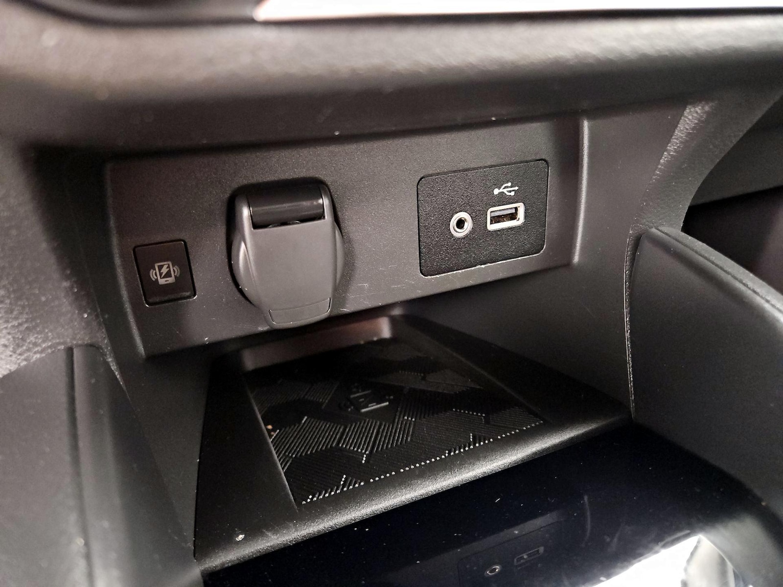 2025 Nissan Versa Sedan SV - Photo 19