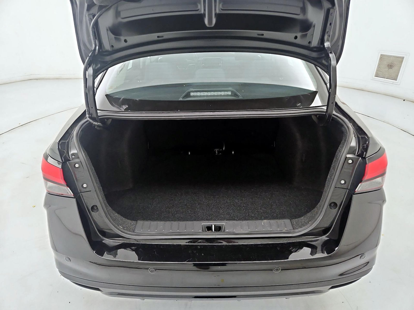 2025 Nissan Versa Sedan SV - Photo 21