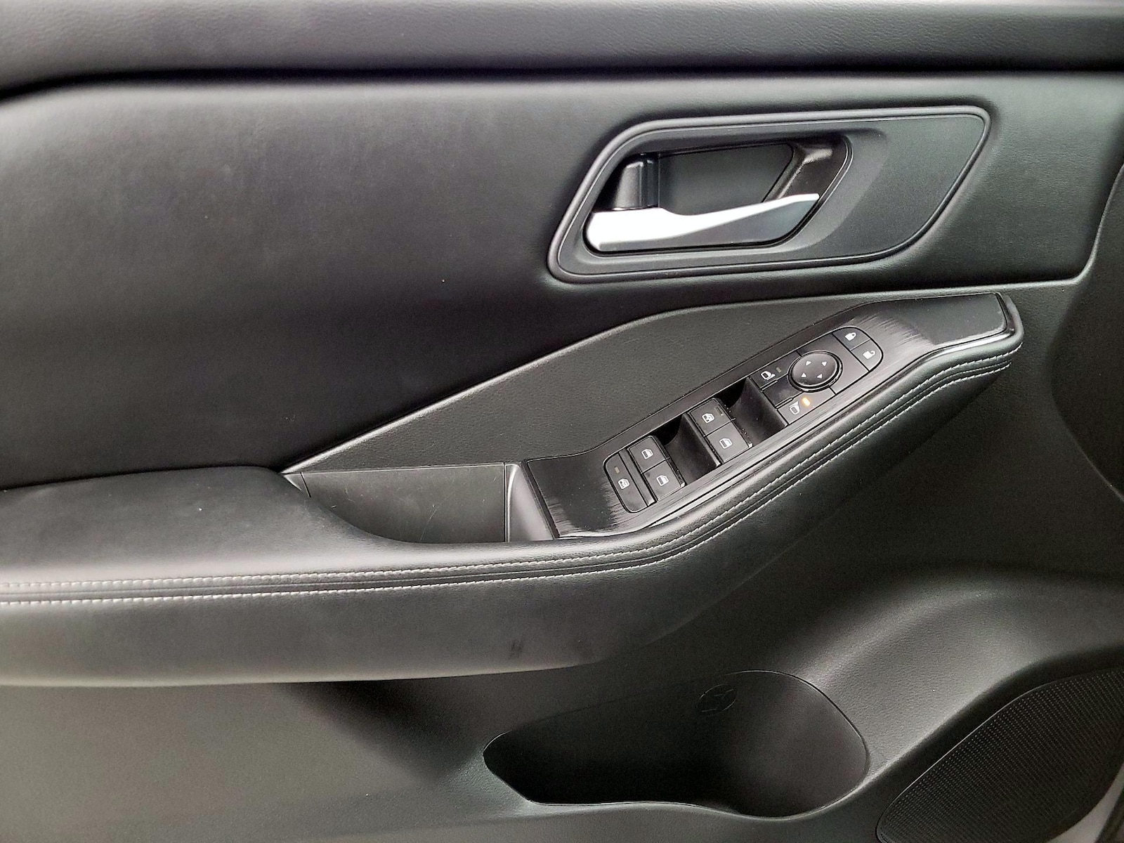 2025 Nissan Rogue SV - Photo 13
