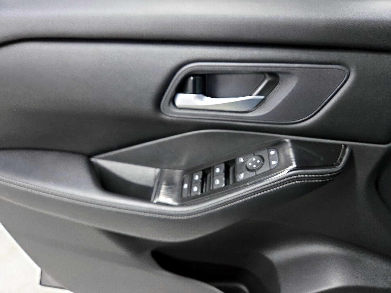 2025 Nissan Rogue SV - Photo 13