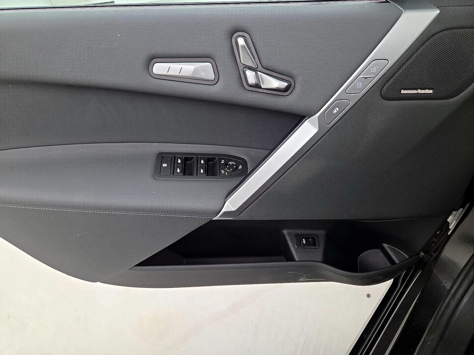 2026 BMW iX 60 - Photo 13