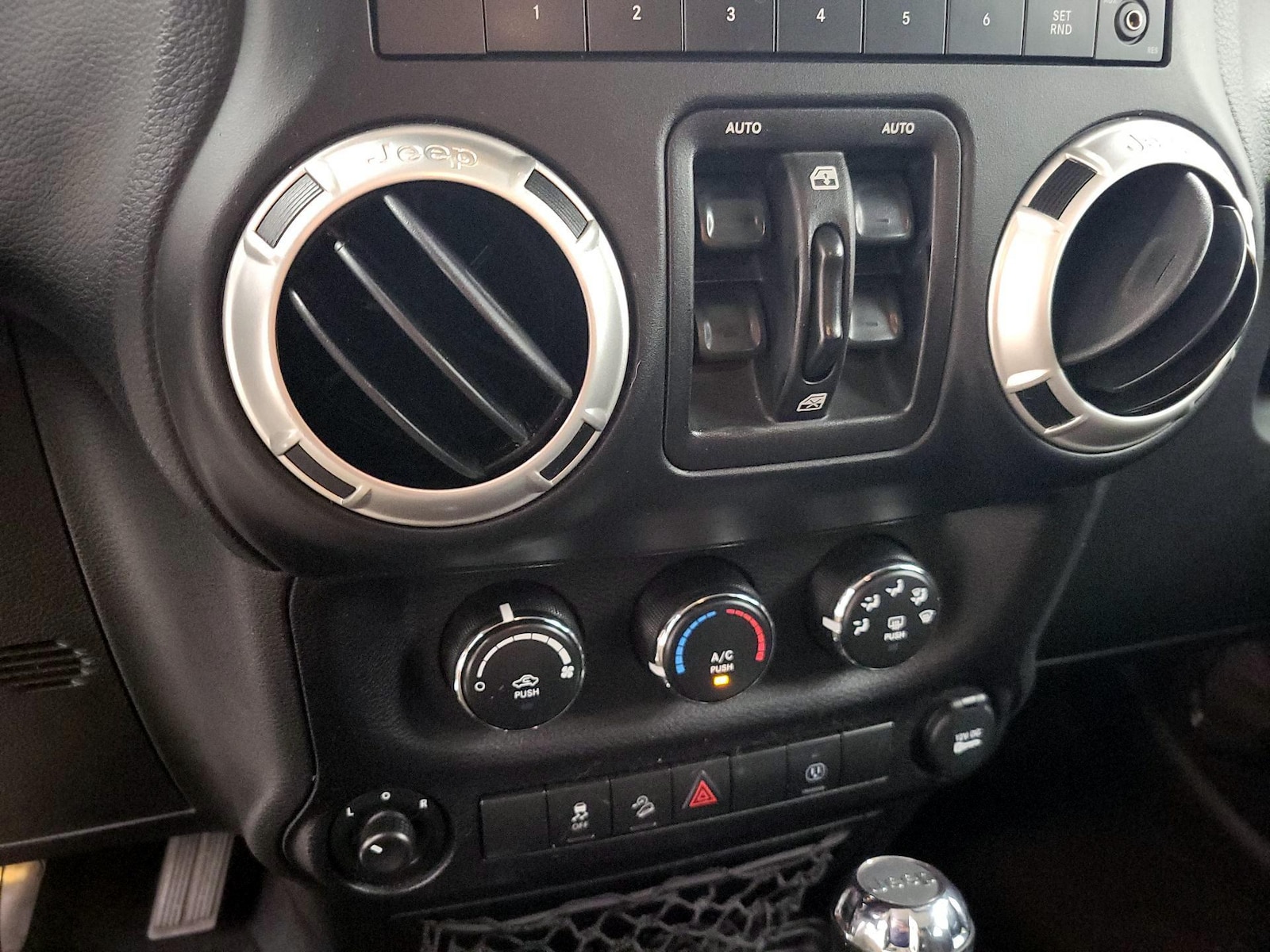 2018 Jeep Wrangler JK Unlimited Sahara - Photo 15