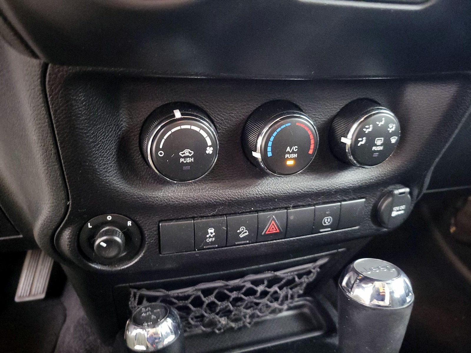 2018 Jeep Wrangler JK Unlimited Sahara - Photo 17