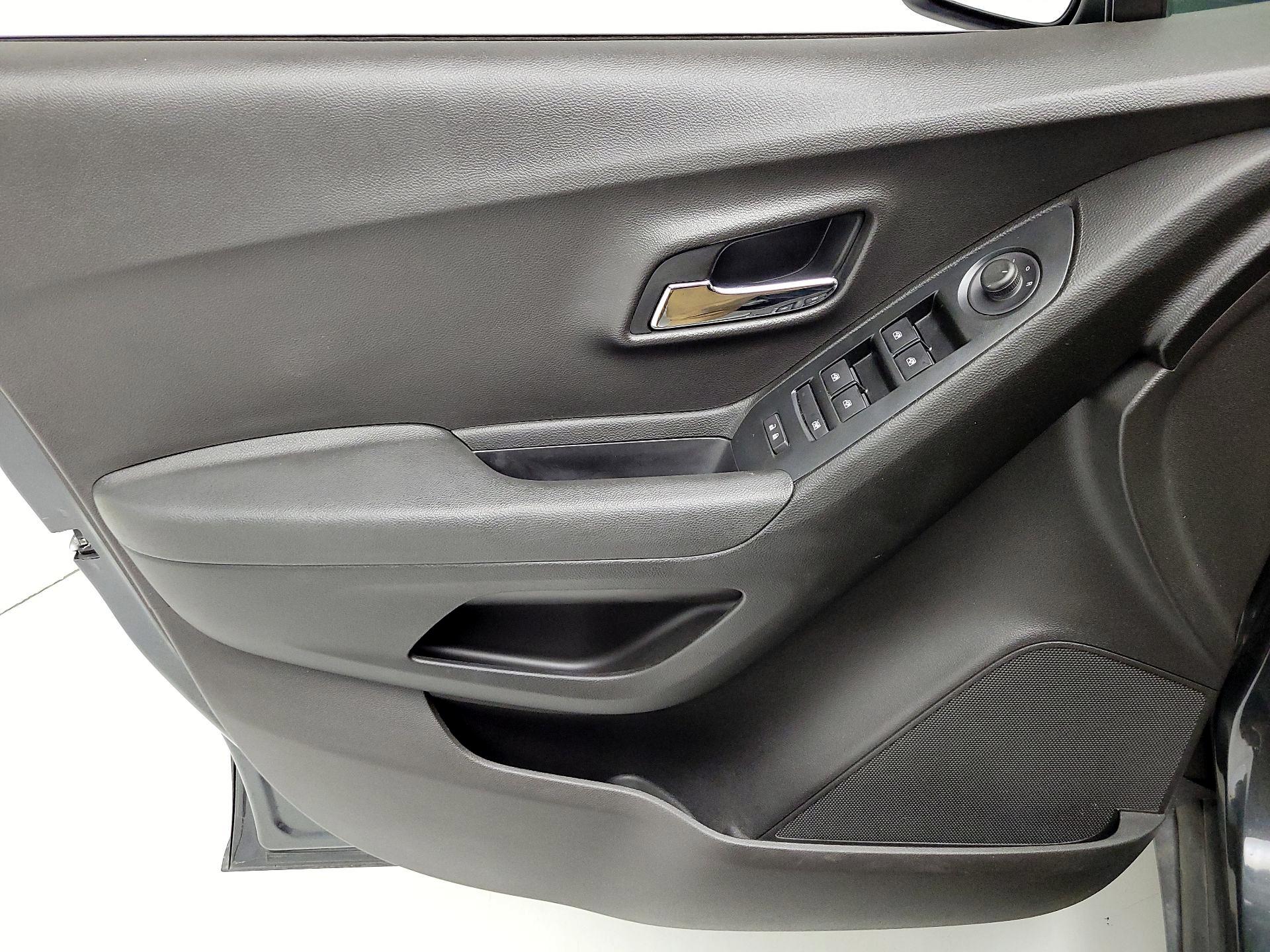 Thumbnail: 2017 Chevrolet Trax - 12