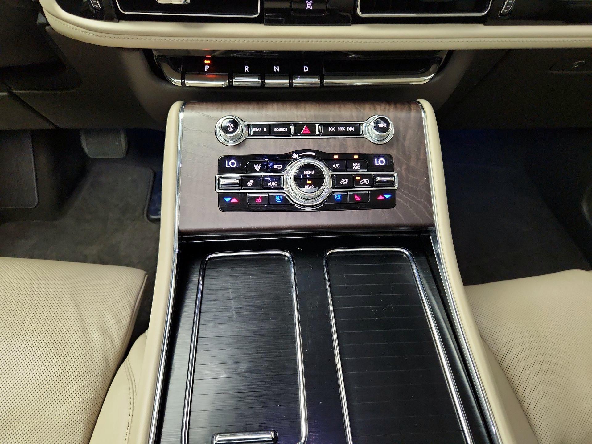 Thumbnail: 2020 Lincoln Aviator - 16