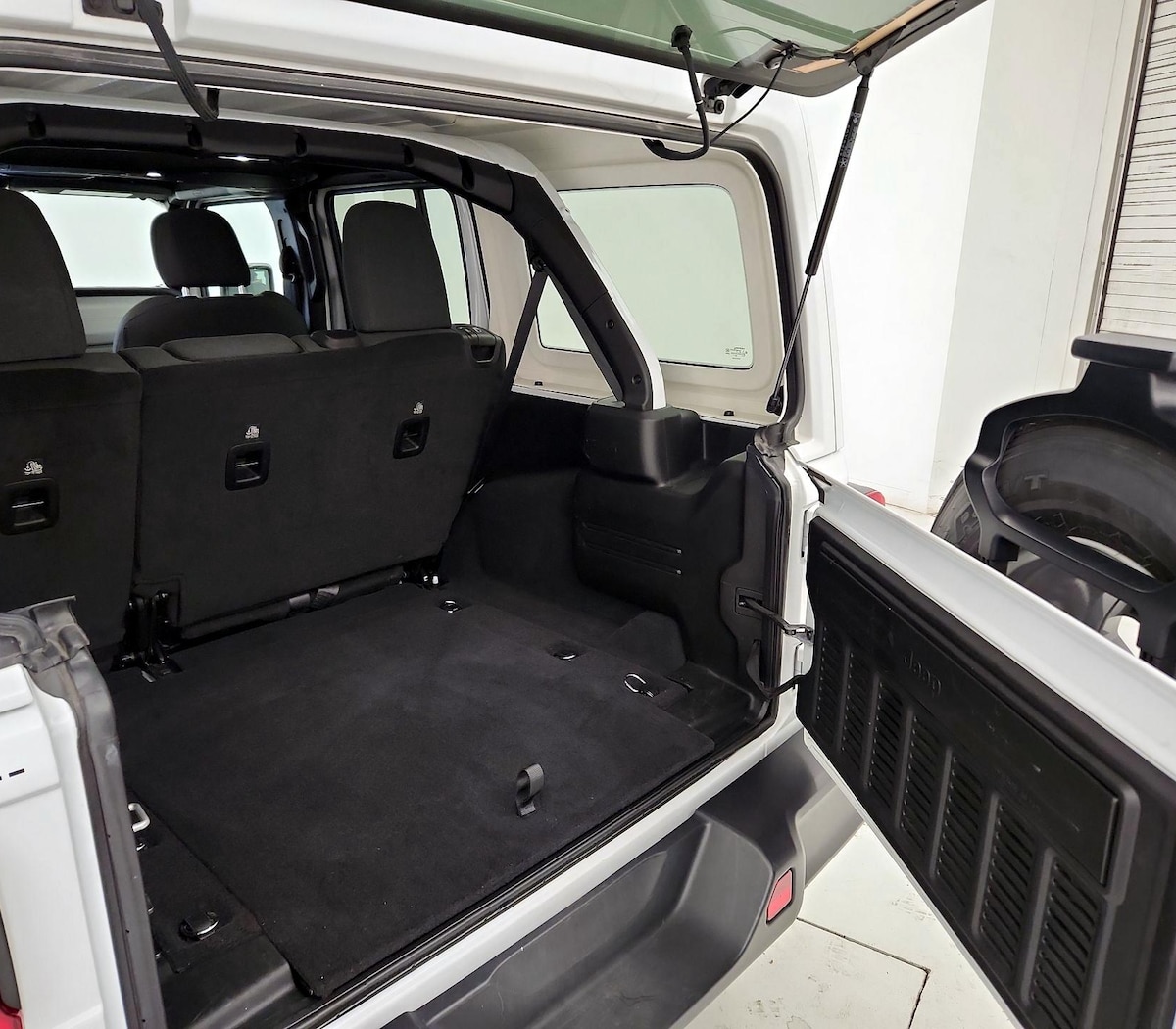 Trunk/Cargo (Seats Up)