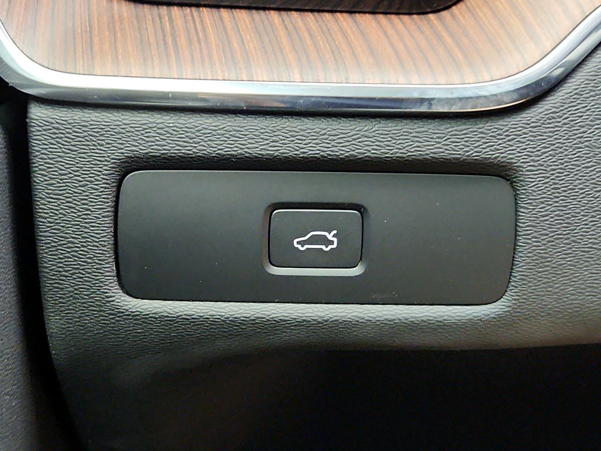 Thumbnail: 2023 Volvo XC60 - 11
