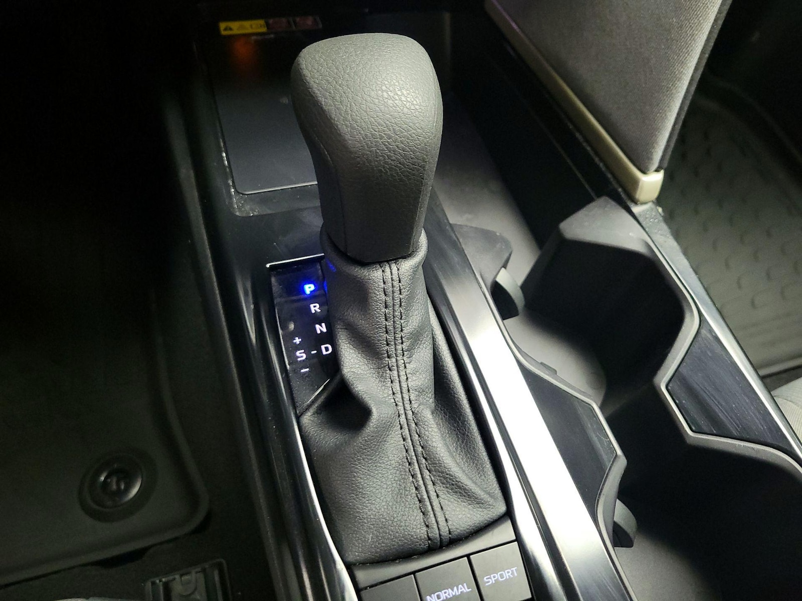 2025 Toyota Camry LE - Photo 17