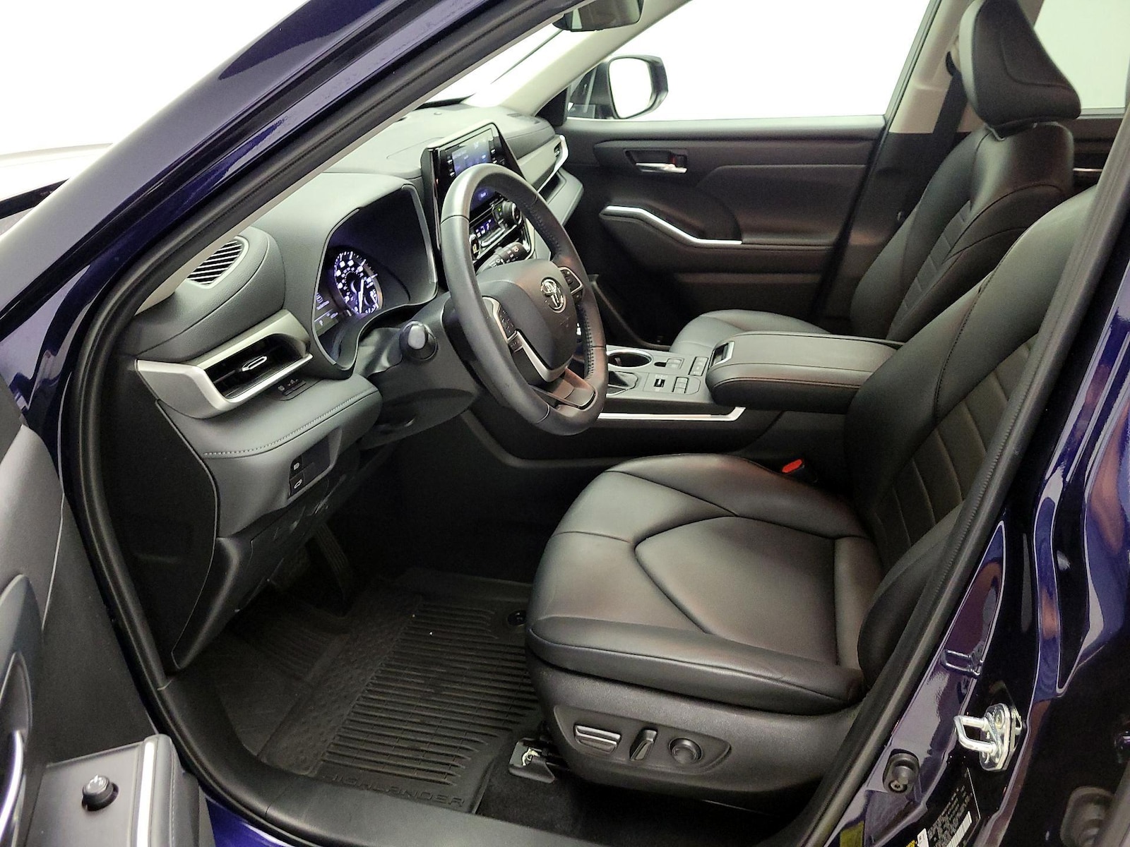 2022 Toyota Highlander XLE - Photo 12