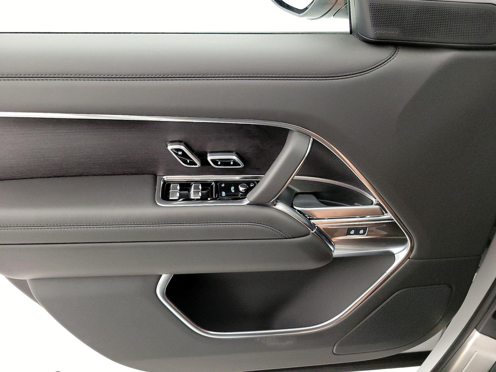 2025 Land Rover Range Rover SE - Photo 13