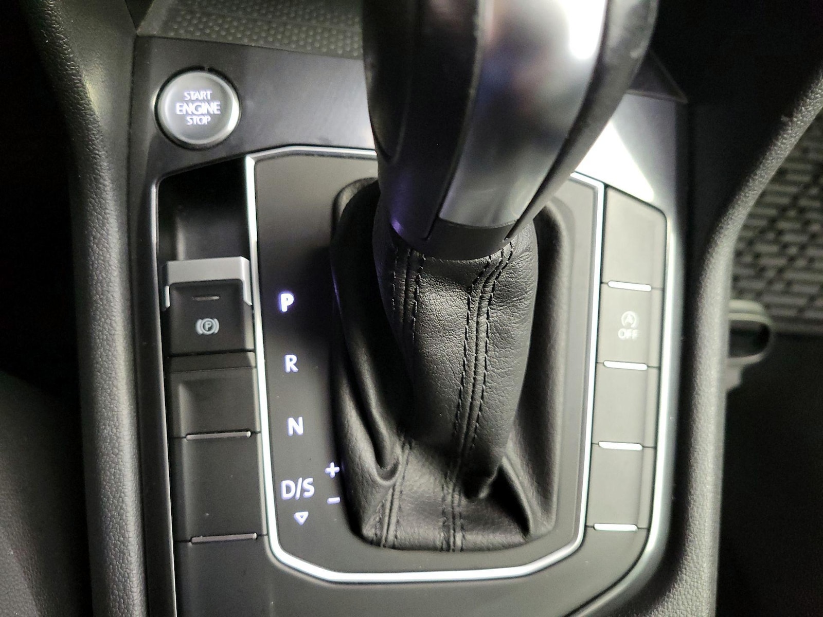 2020 Volkswagen Tiguan SE - Photo 18