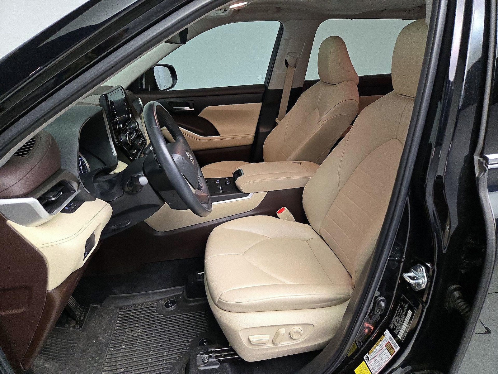 2022 Toyota Highlander XLE - Photo 12