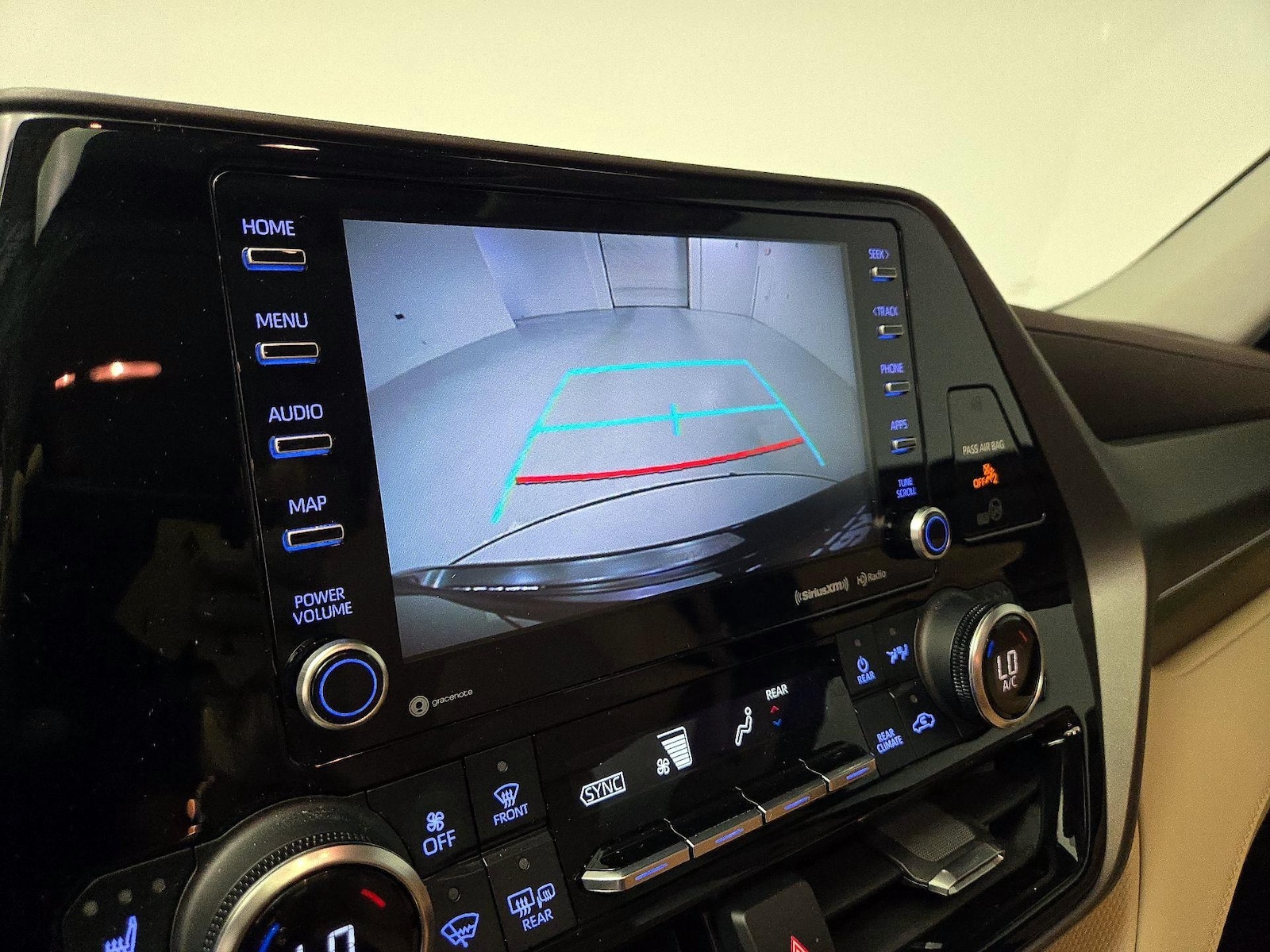 2022 Toyota Highlander XLE - Photo 16