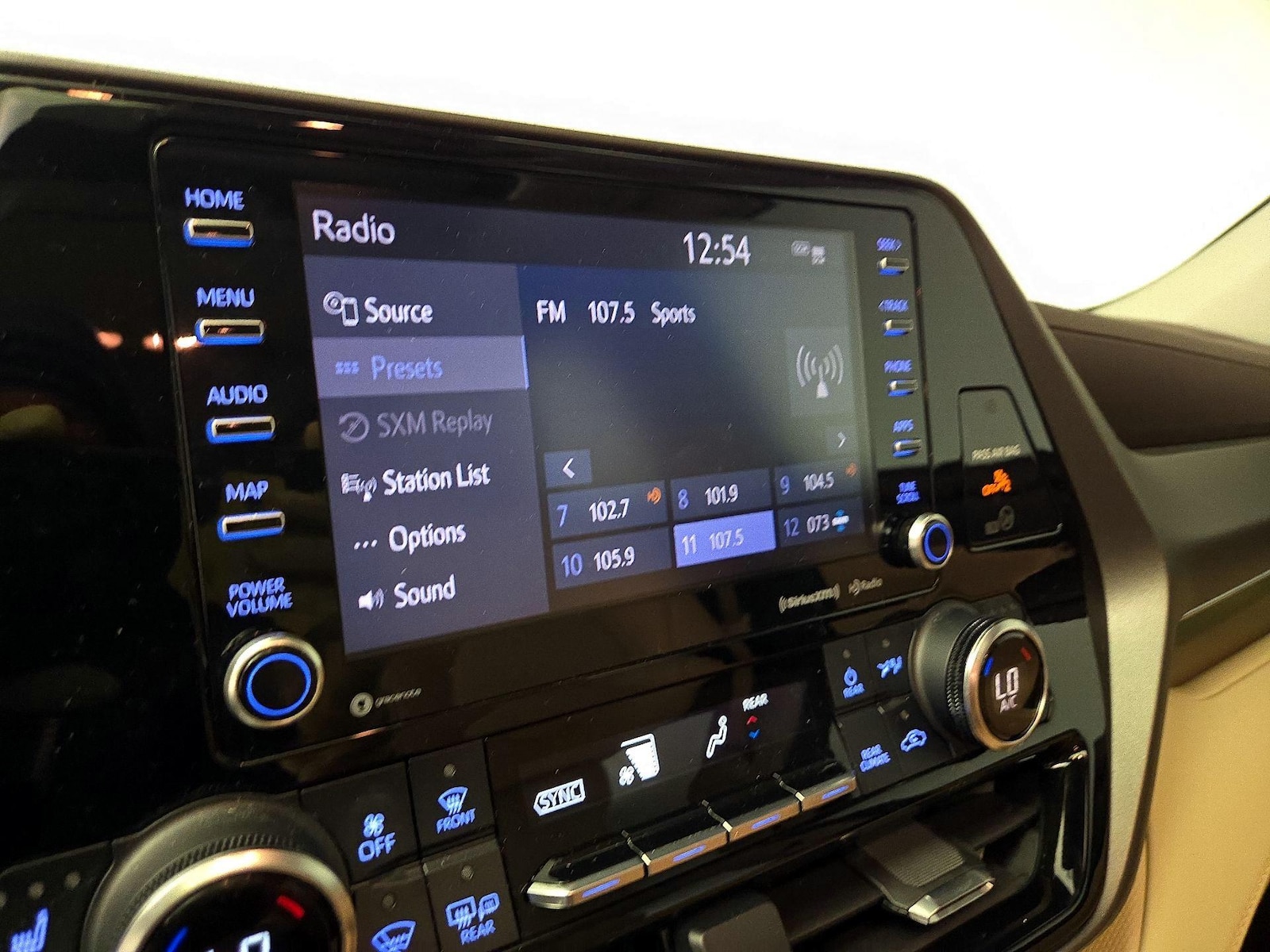 2022 Toyota Highlander XLE - Photo 17