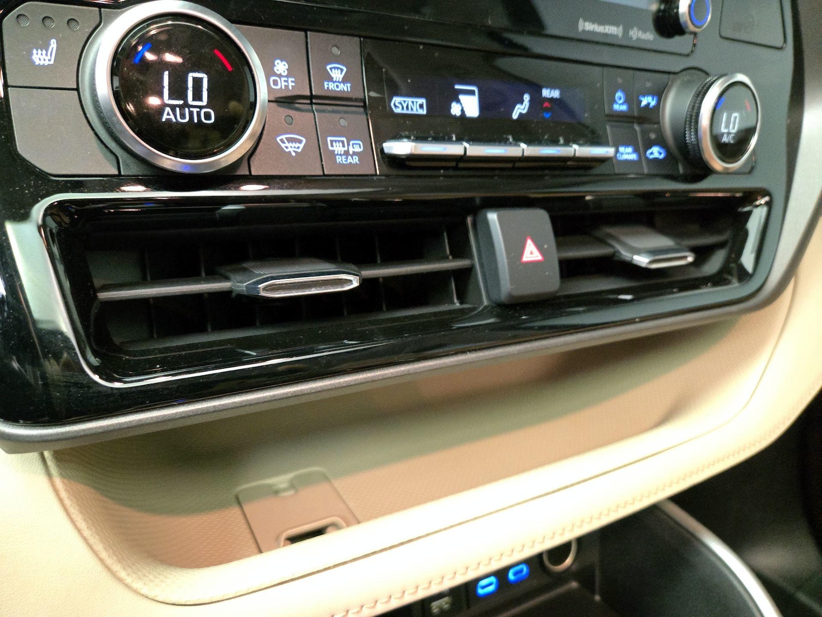 2022 Toyota Highlander XLE - Photo 18