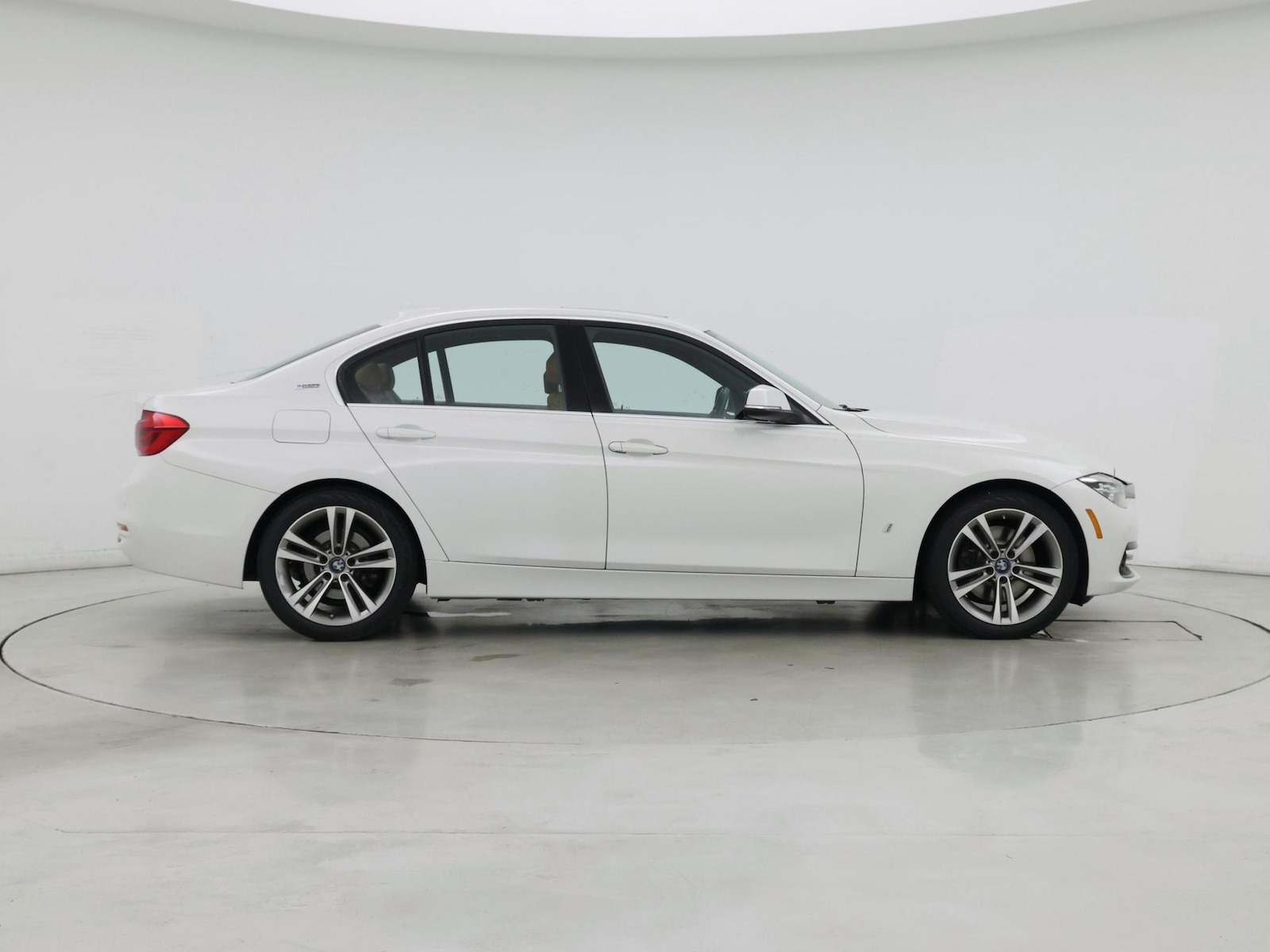 2018 BMW 3 Series 330e - Photo 8