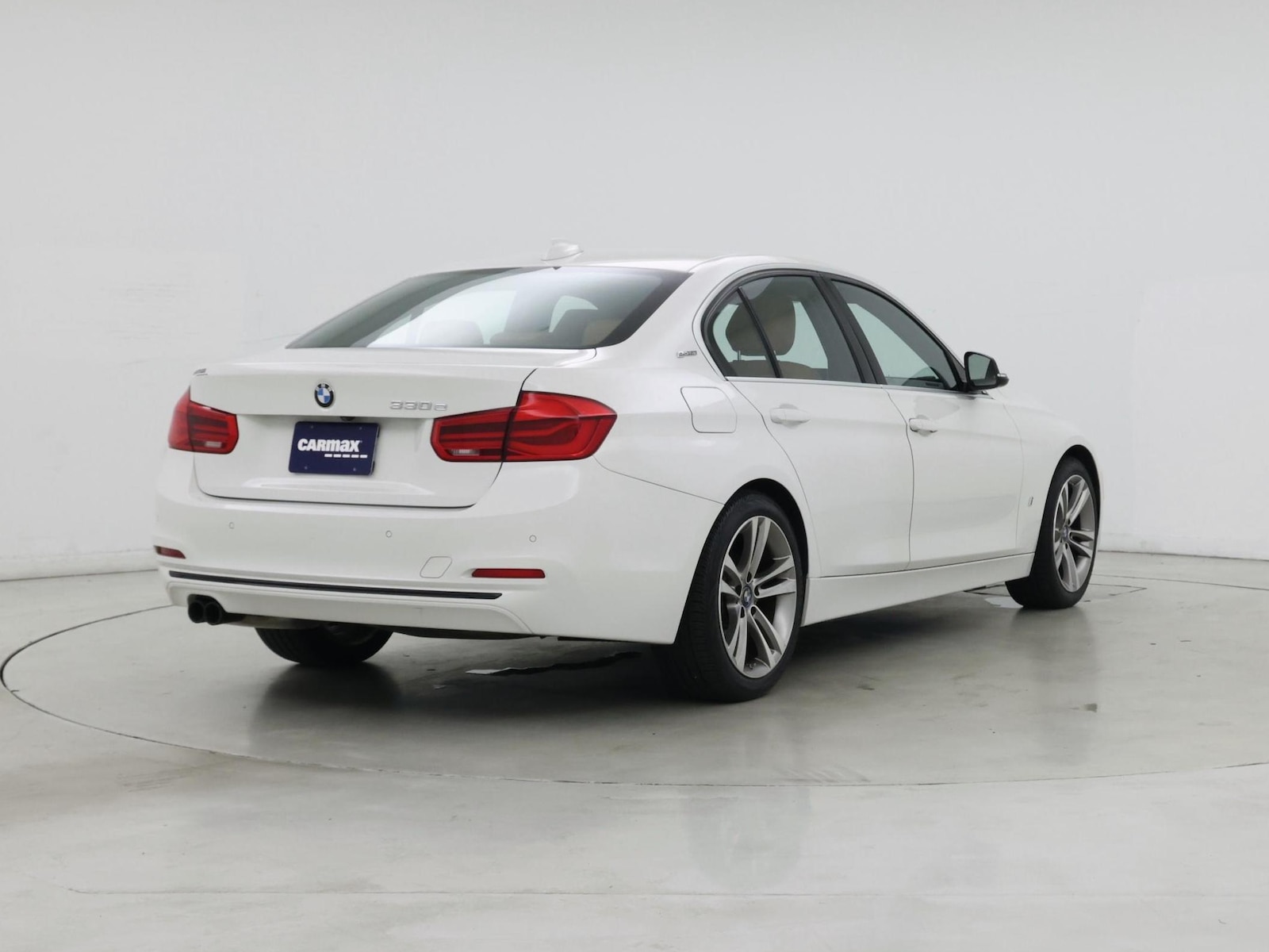 2018 BMW 3 Series 330e - Photo 9