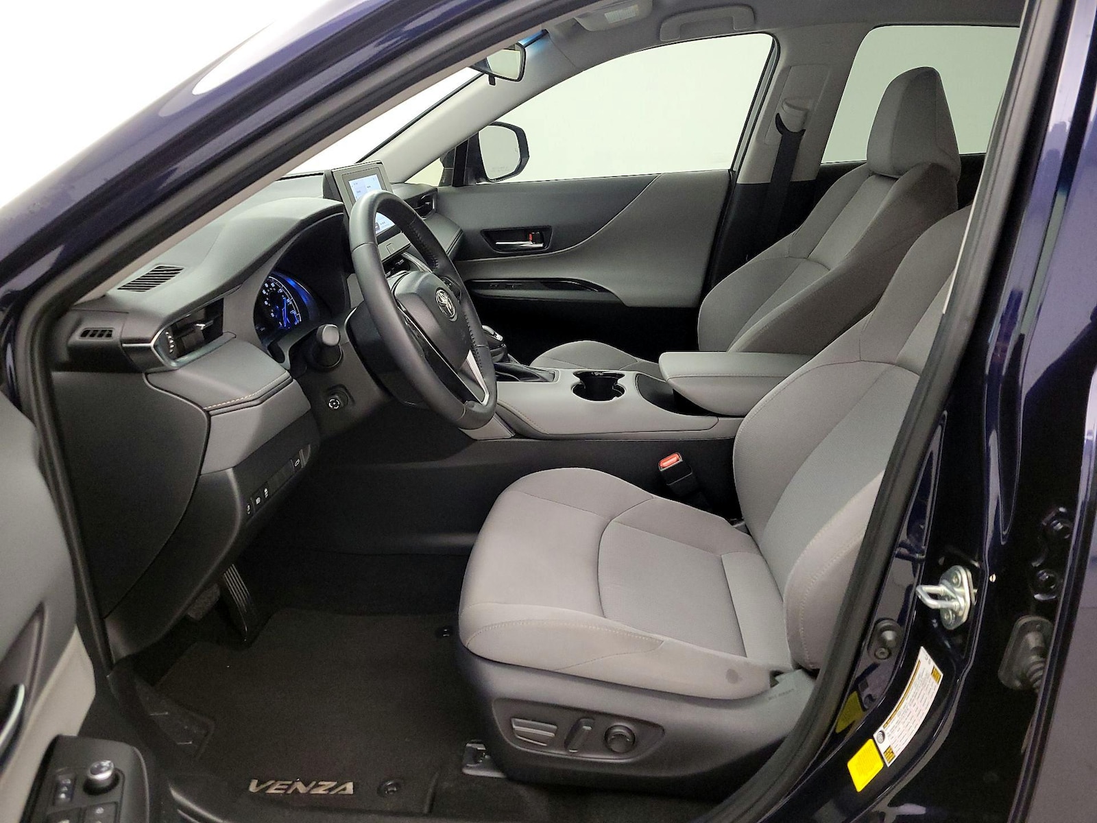 2024 Toyota Venza LE - Photo 12