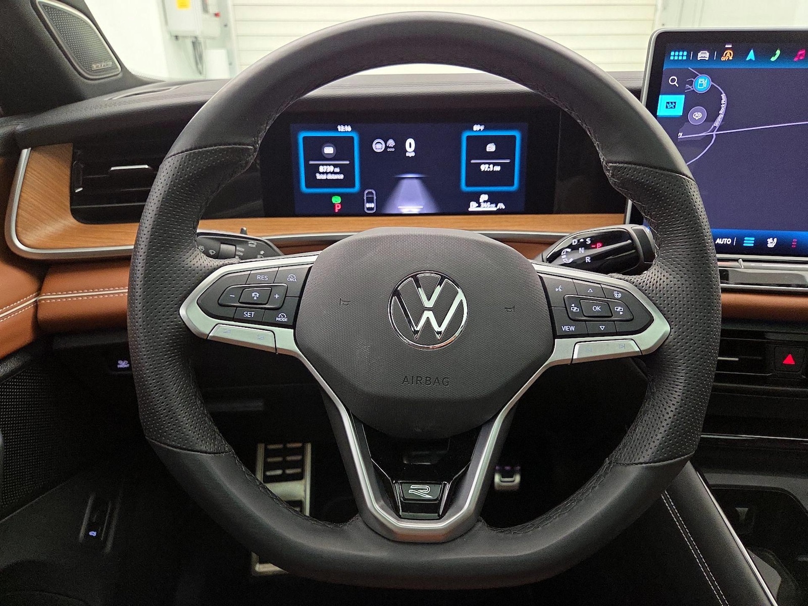 2025 Volkswagen Tiguan SEL R-LINE - Photo 11