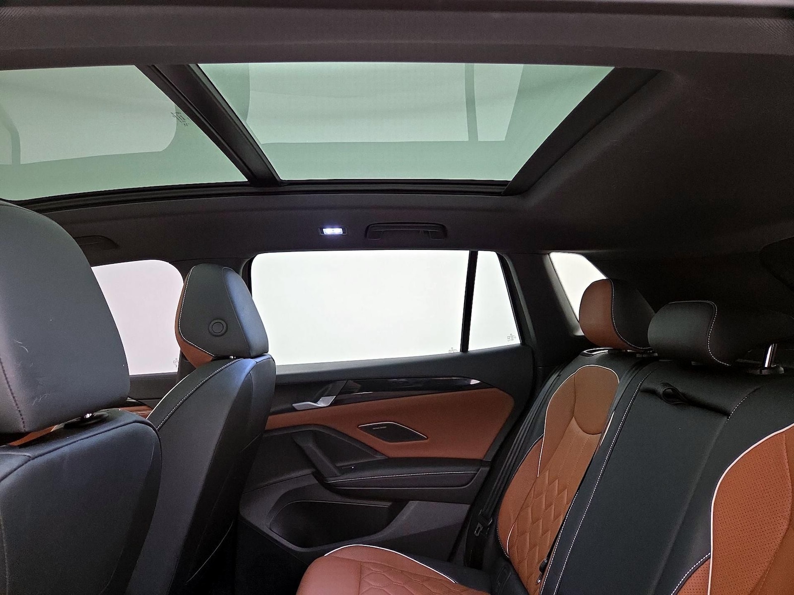2025 Volkswagen Tiguan SEL R-LINE - Photo 26